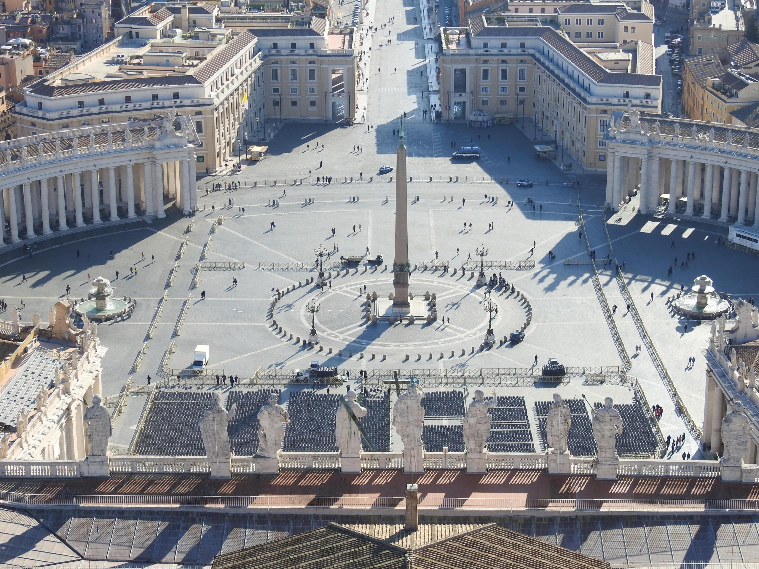 Den Petersplatz kann man in Rom fast nicht verfehlen.