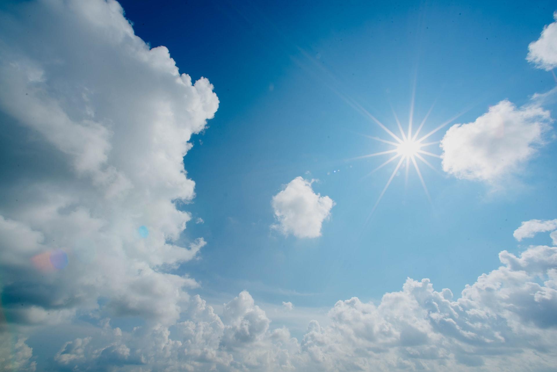 Blauer Himmel mit kleinen Wolken.