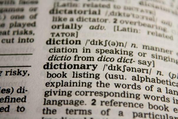 Ein Wörterbuch ist eine hilfreiche Ressource.