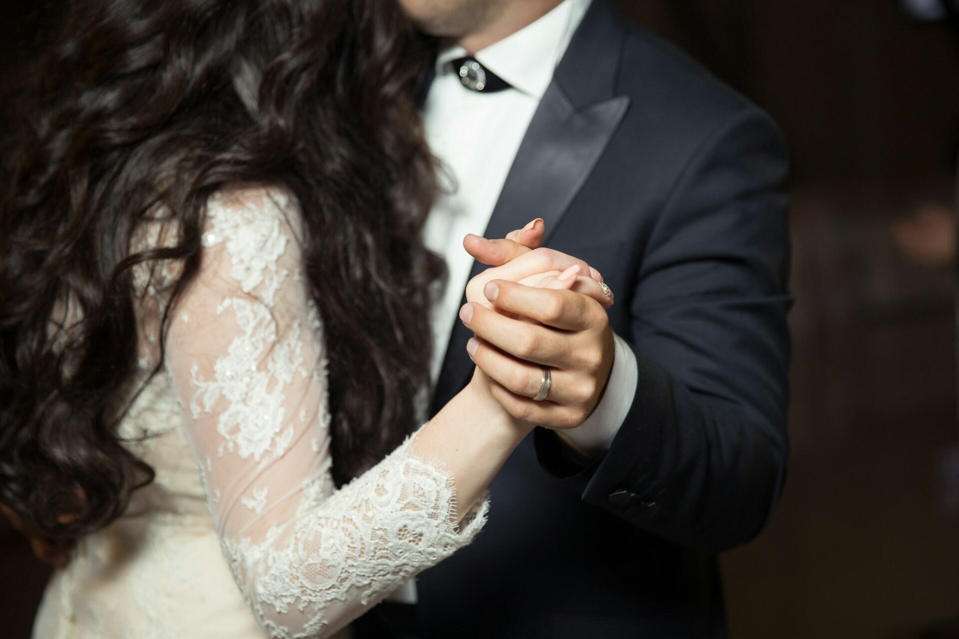 Hochzeitspaar tanzt eng umschlungen.