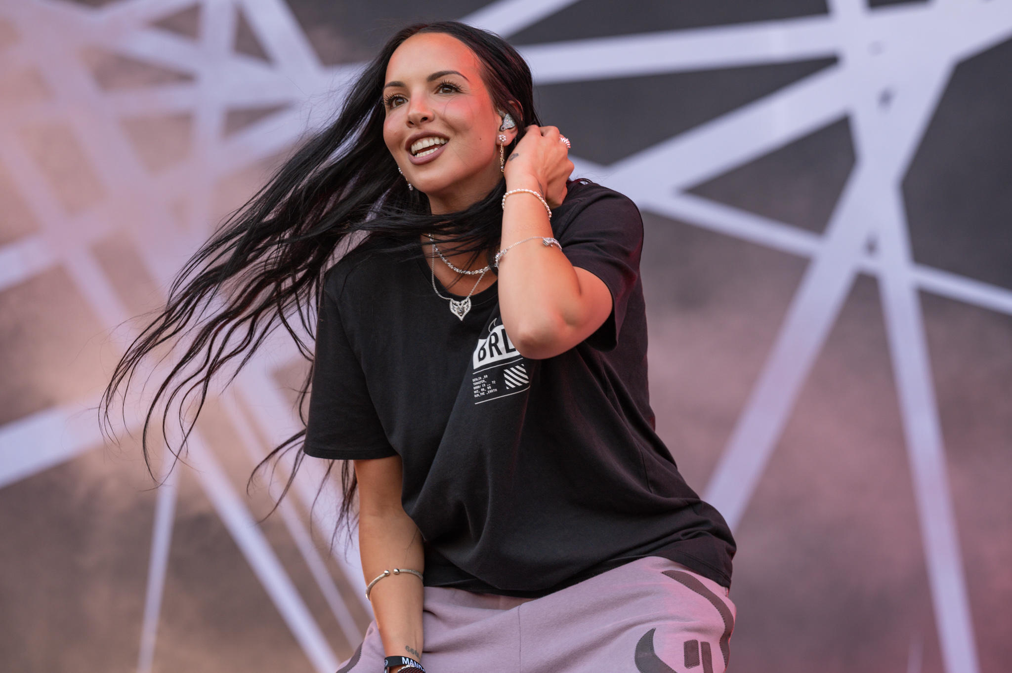 Die Rapperin Juju auf der Bühne.