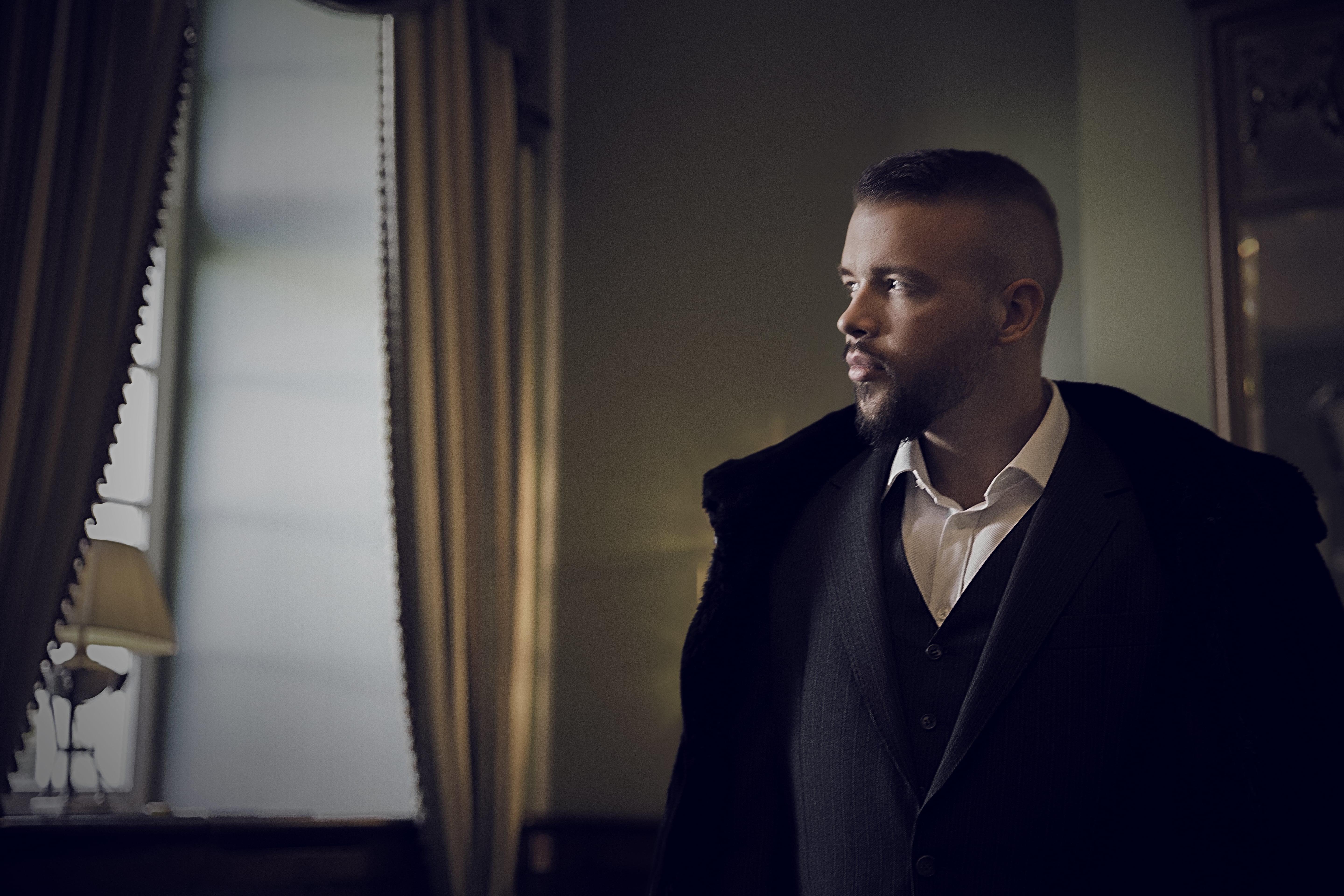 Der Rapper Kollegah auf der Bühne.