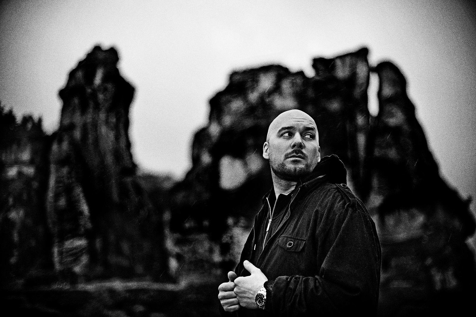Der Deutschrapper Kool Savas hält seine Jacke zu und schaut in die Ferne.