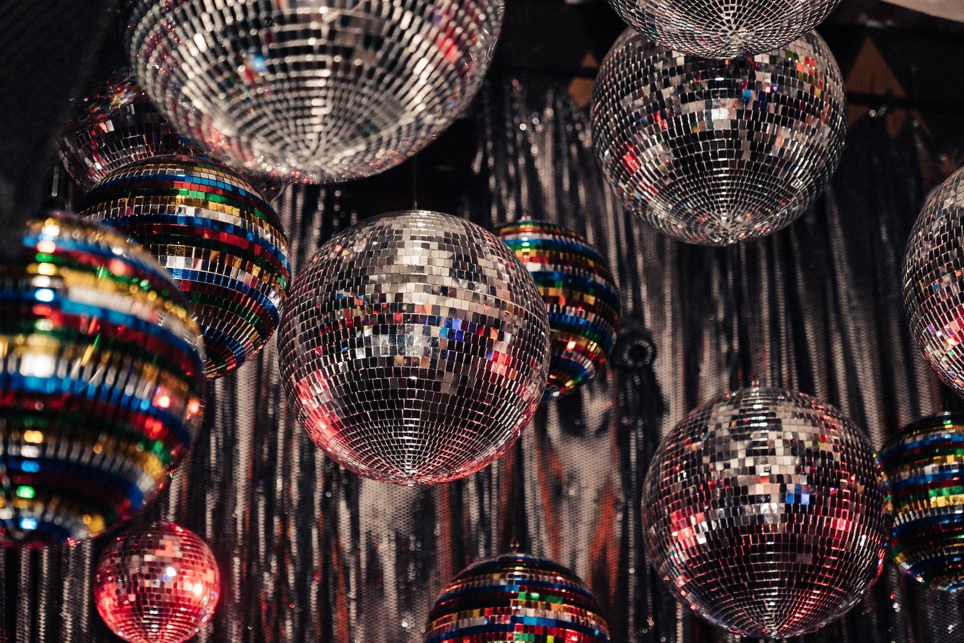 Viele Discokugeln von unten beleuchtet versprechen eine tolle Party!