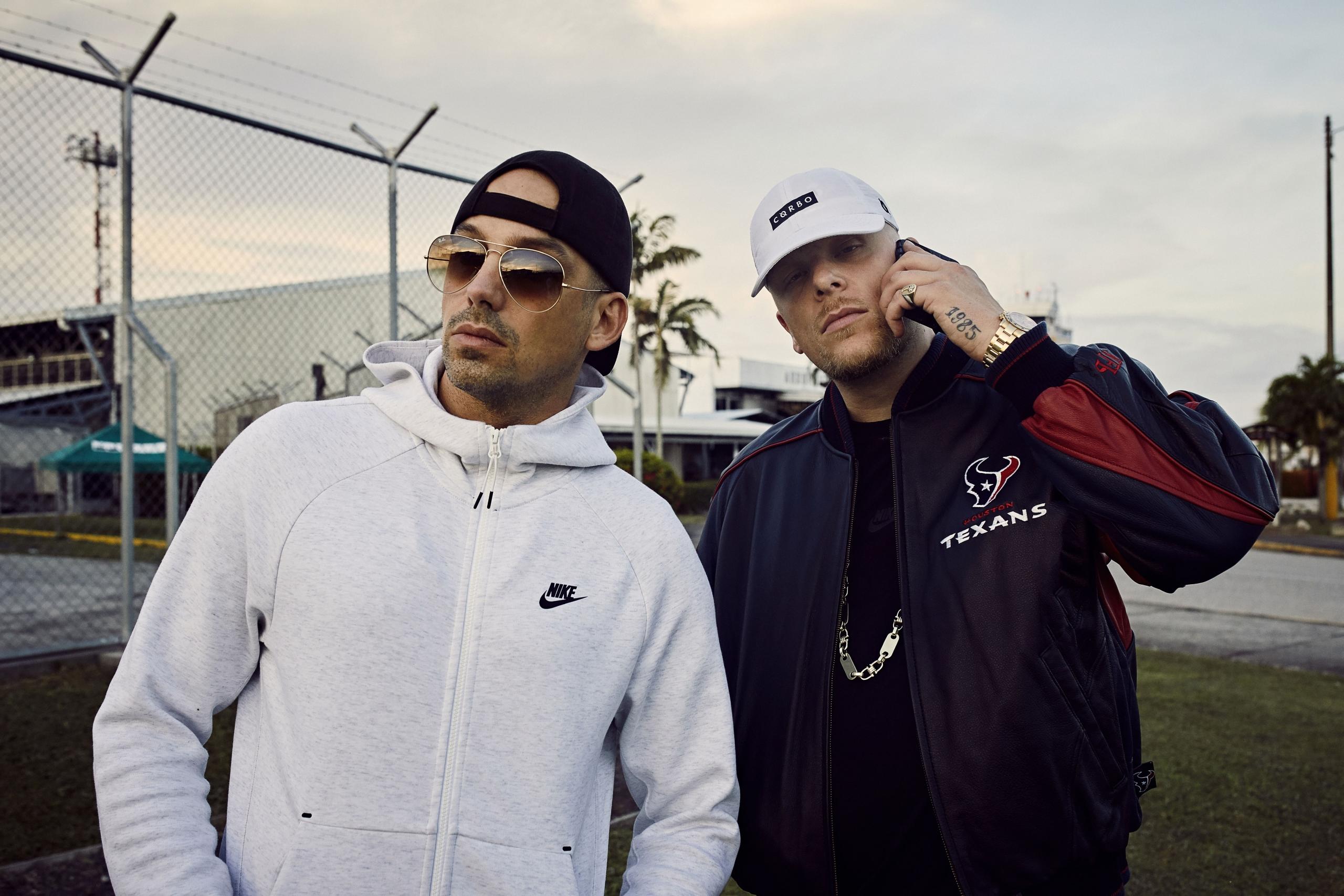 Die Rapper RAF Camora und Bonze MC stehen nebeneinander.