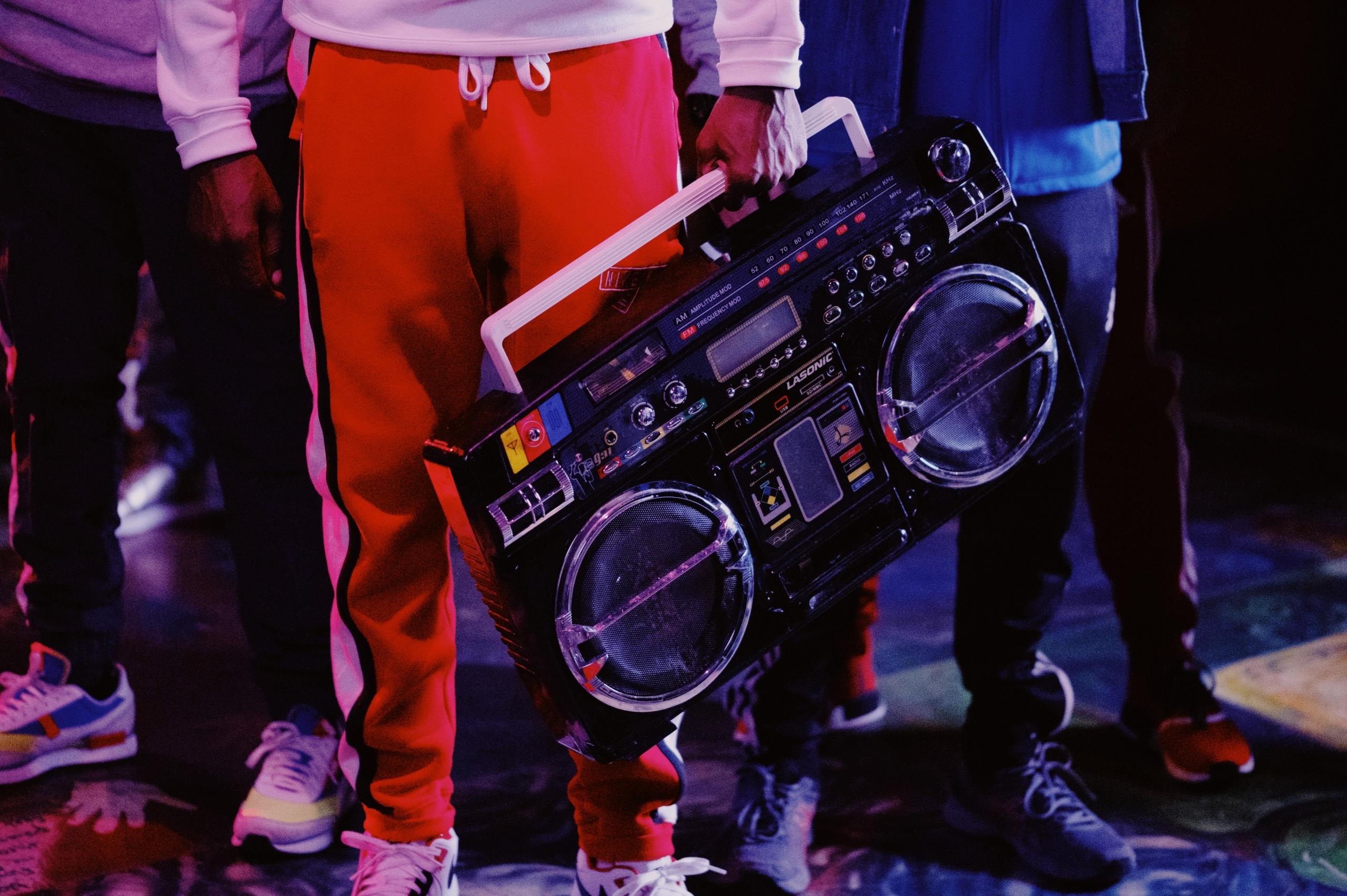 Wer Rap lernen möchte, hat heutzutage viele Möglichkeiten, sich mit HipHop auseinanderzusetzen.
