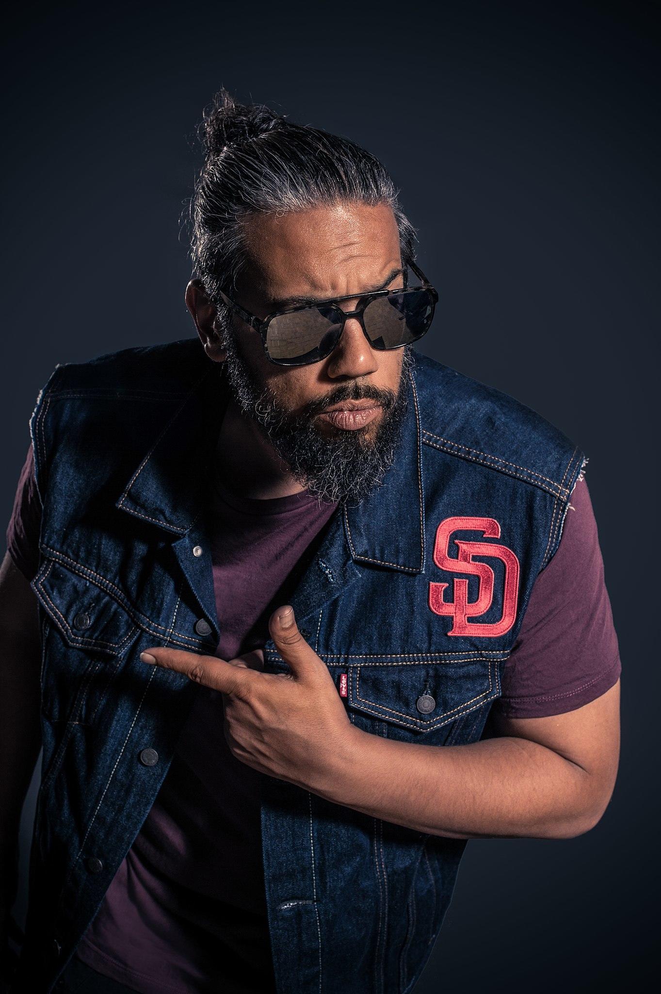 Der deutsche Rapper Samy Deluxe mit Sonnenbrille