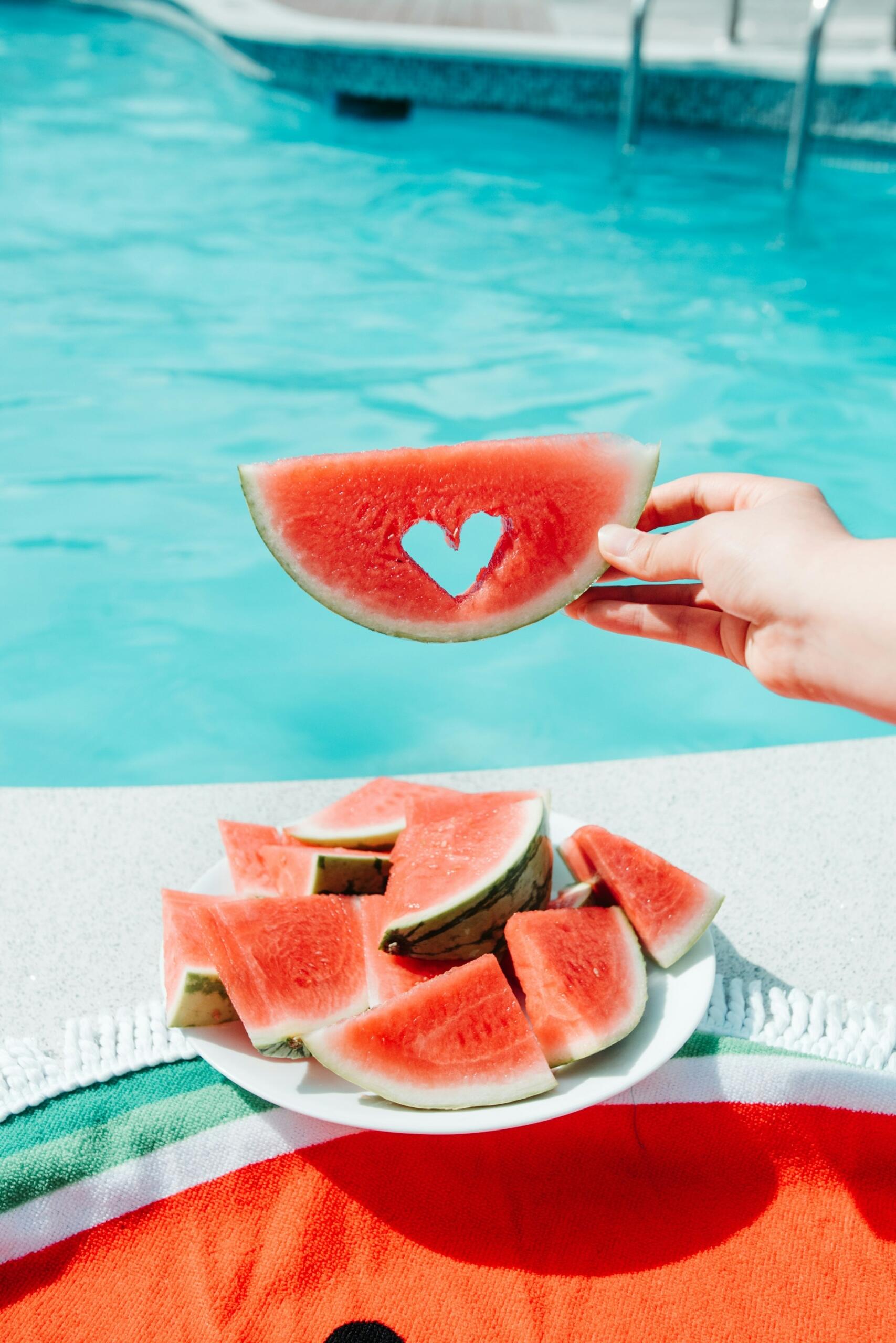 Wassermelone essen am Pool.