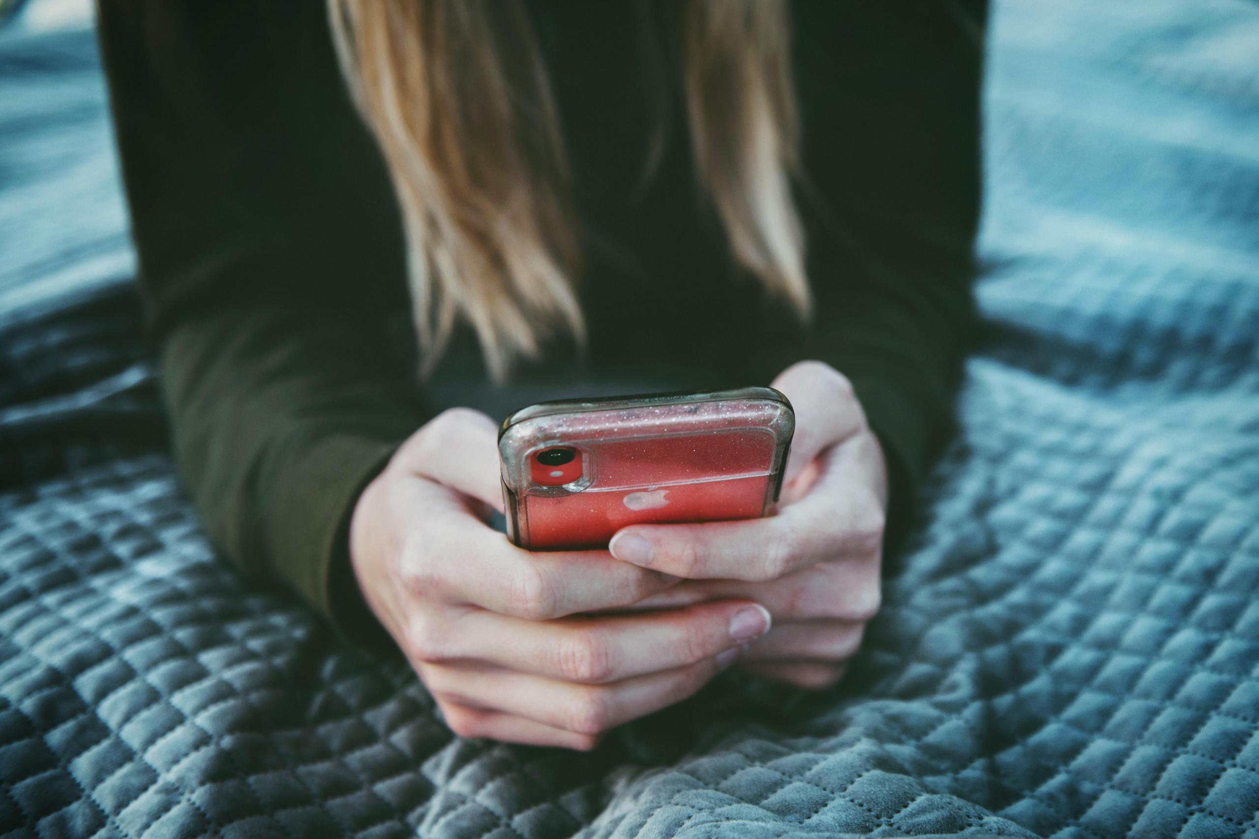 Arabisch lernen online geht auch über Apps.