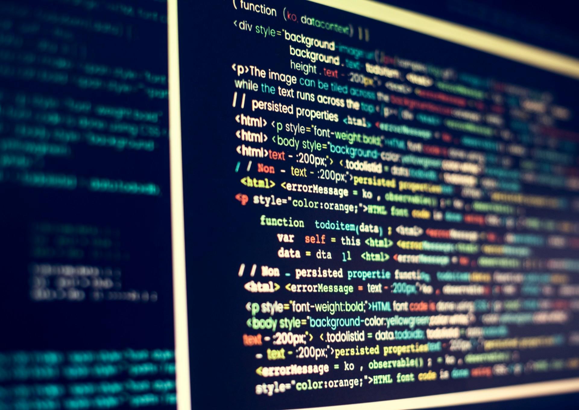 Farbiger HTML Code auf einem schwarzen Bildschirm