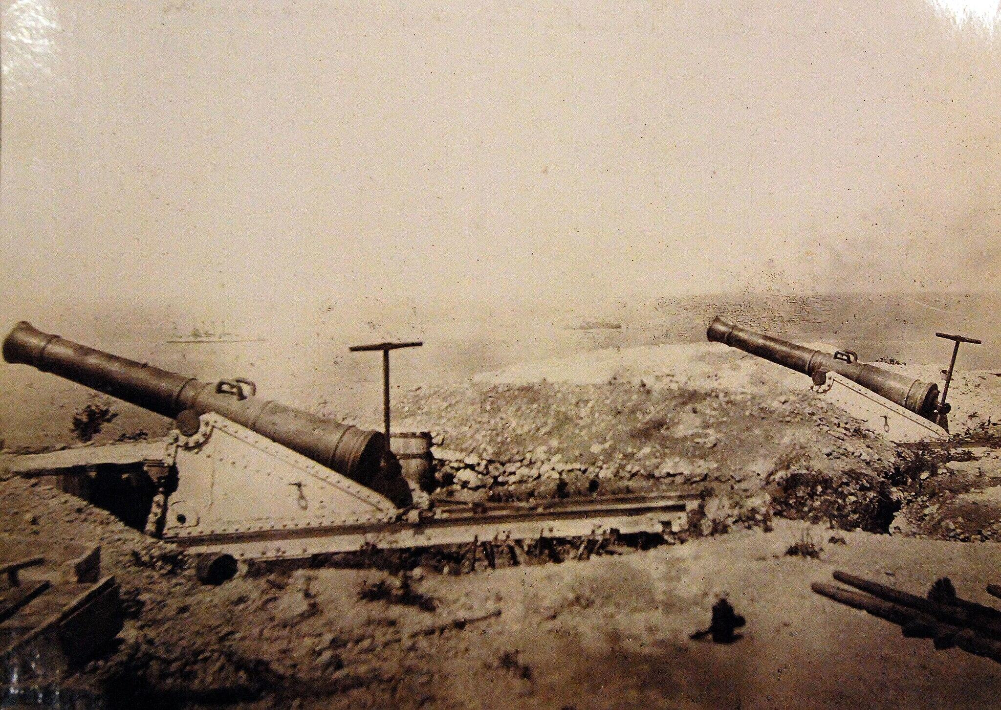 Kanonen im Hafen von Santiago.