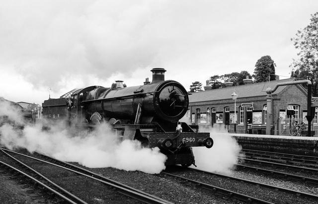 Eine Dampflokomotive Sinnbild einer Dampfmaschine | Quelle: unsplash