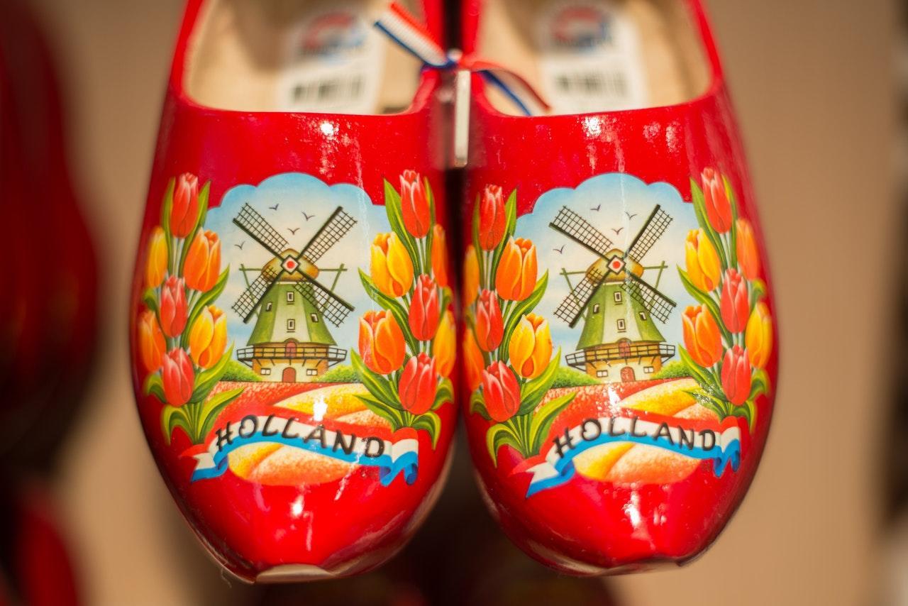 Rote Holzschuhe mit Windmühlen.