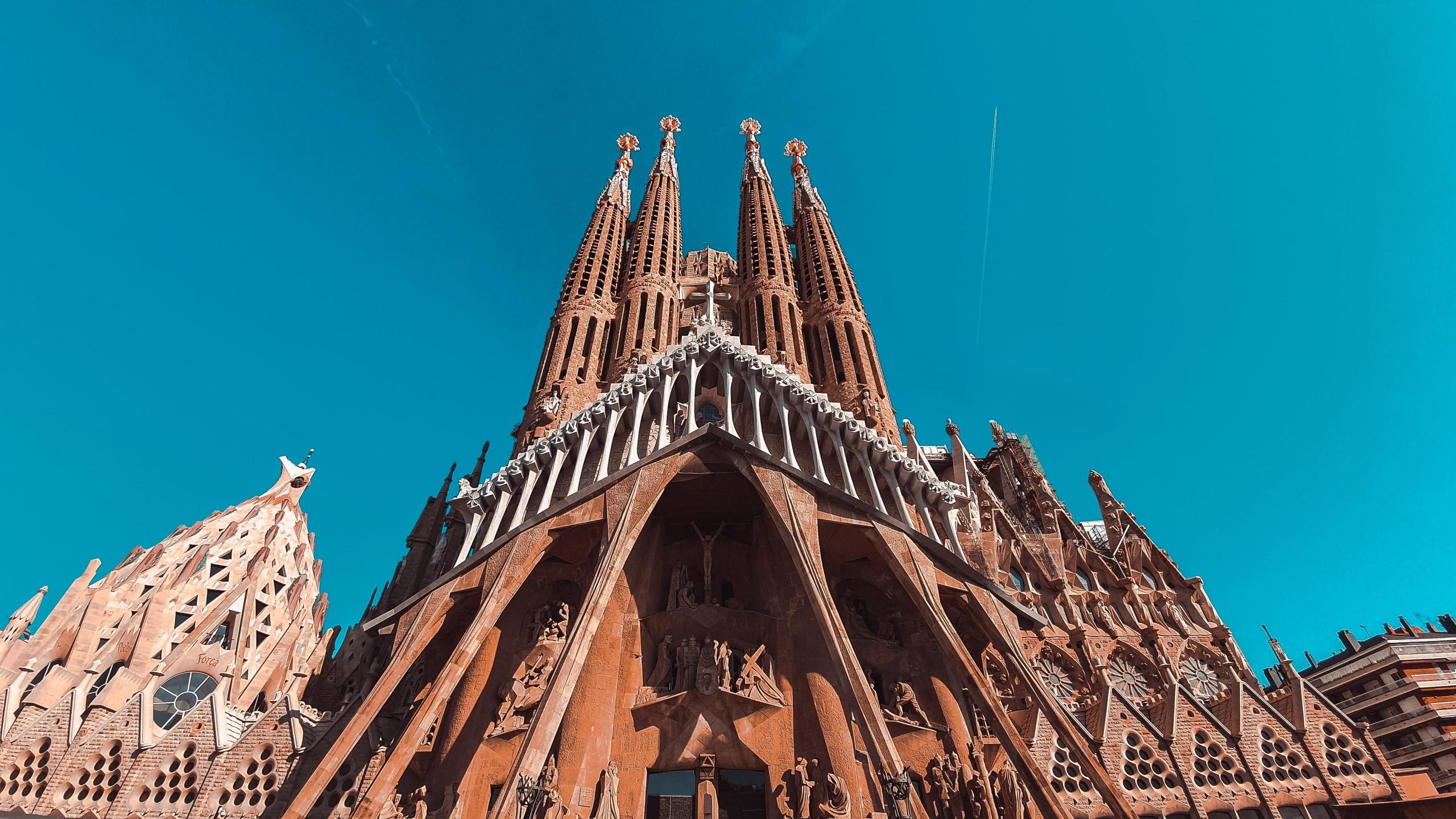 Wenn Ihr beeindruckende Kathedralen und Architektur aus einer anderen Zeit sehen wollt, macht Urlaub in Spanien.