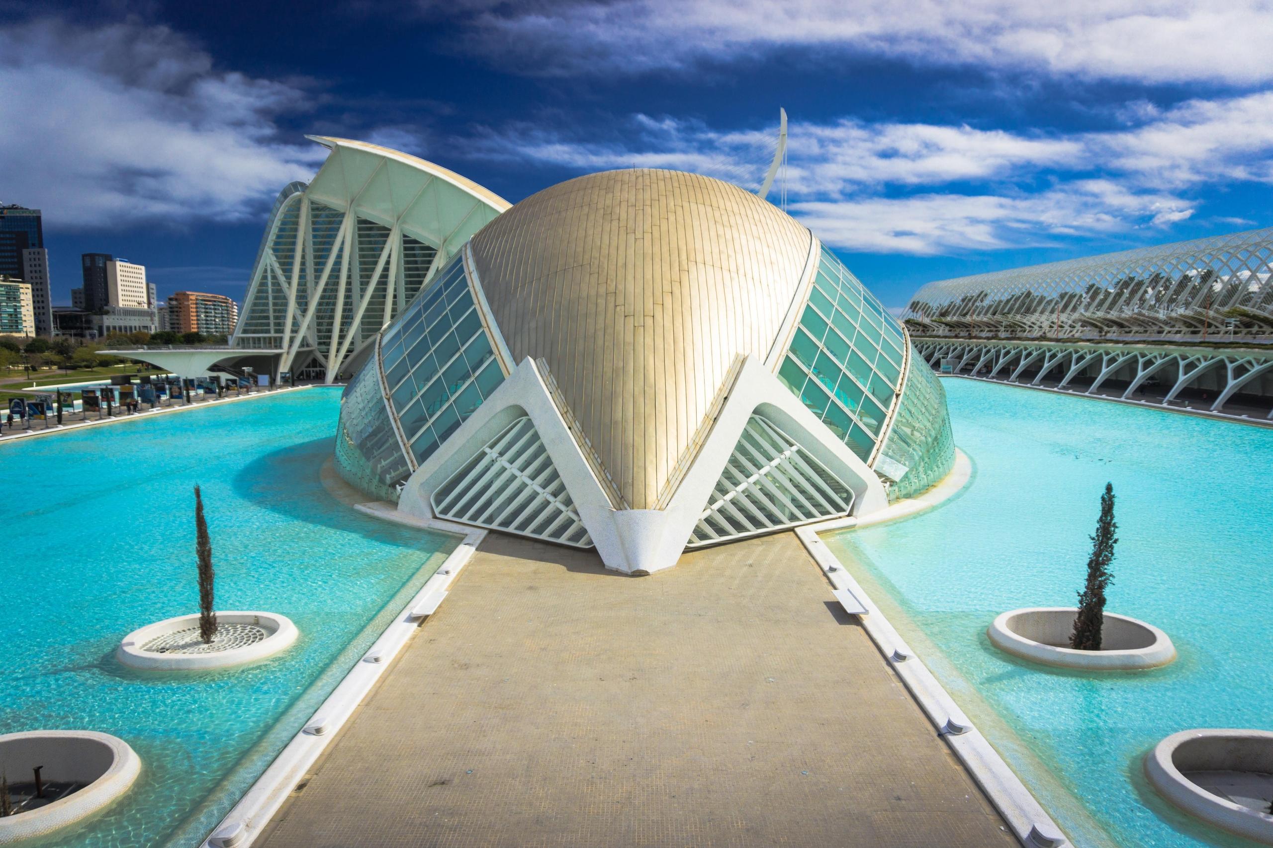 Die Stadt der Künste und der Wissenschaften ist ein sehr spannender Gebäudekomplex in Spanien.