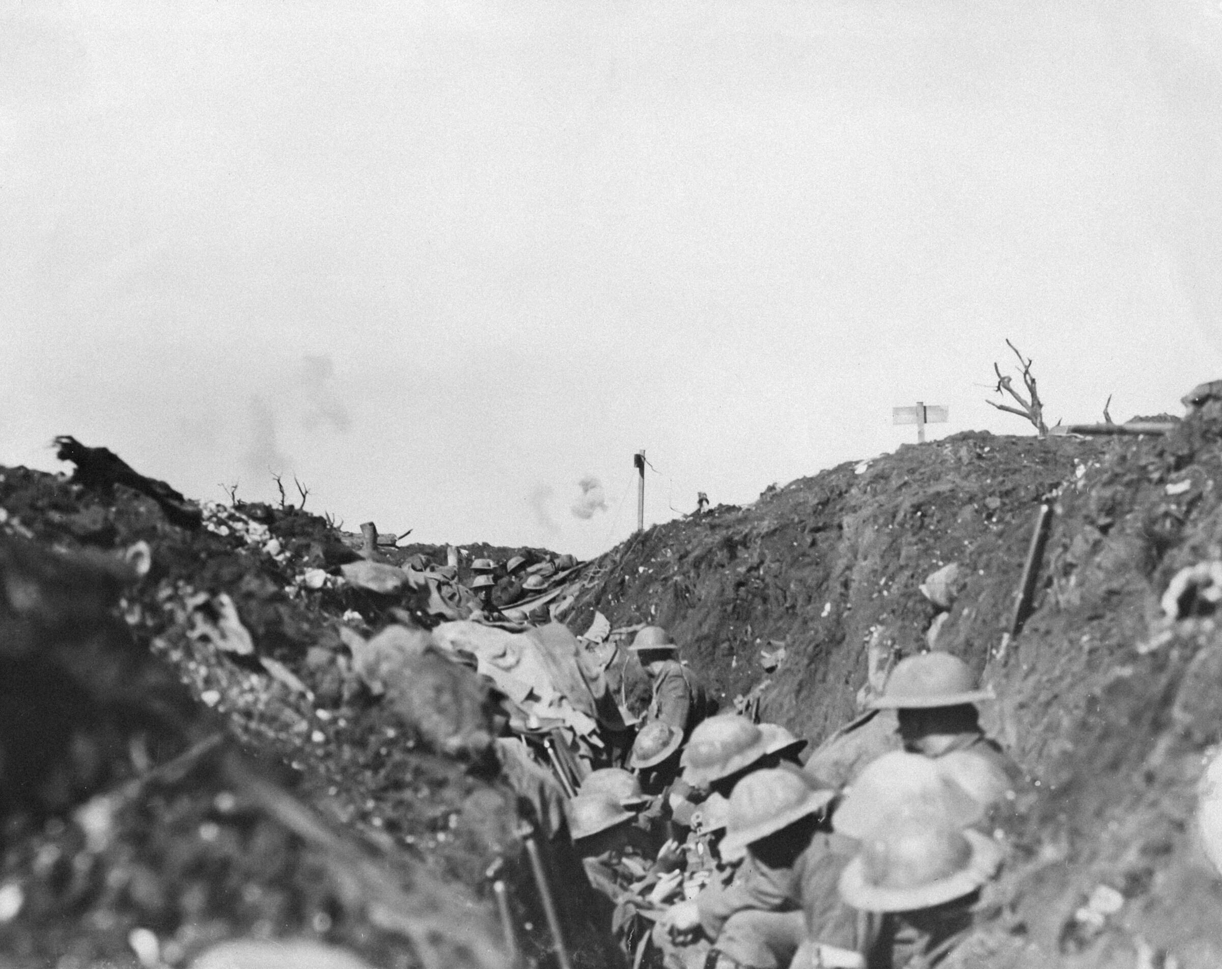 Ein Schwarz Weiß Foto von Soldaten in einem Graben.