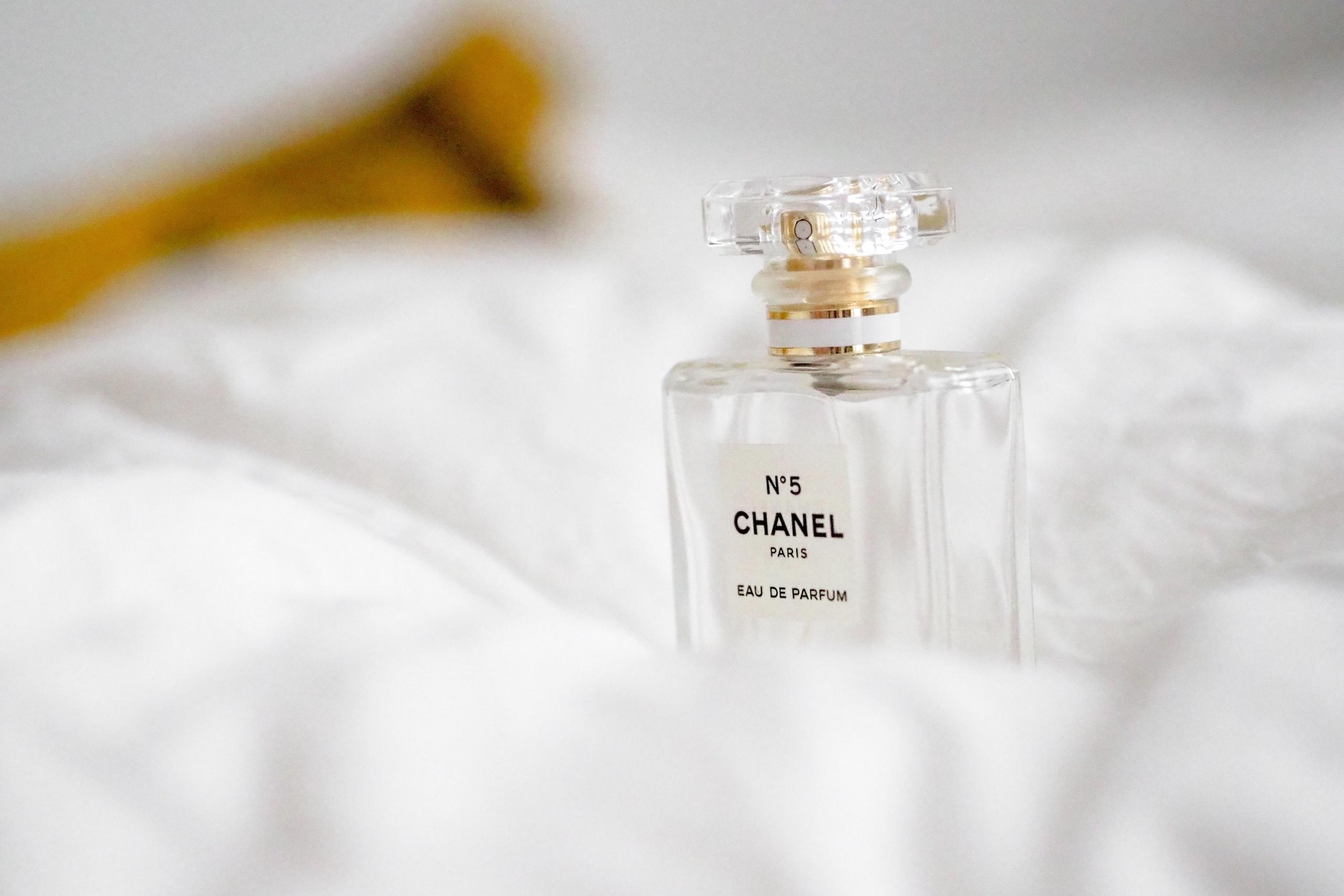 Eine Flasche des Parfums Chanel N°5.