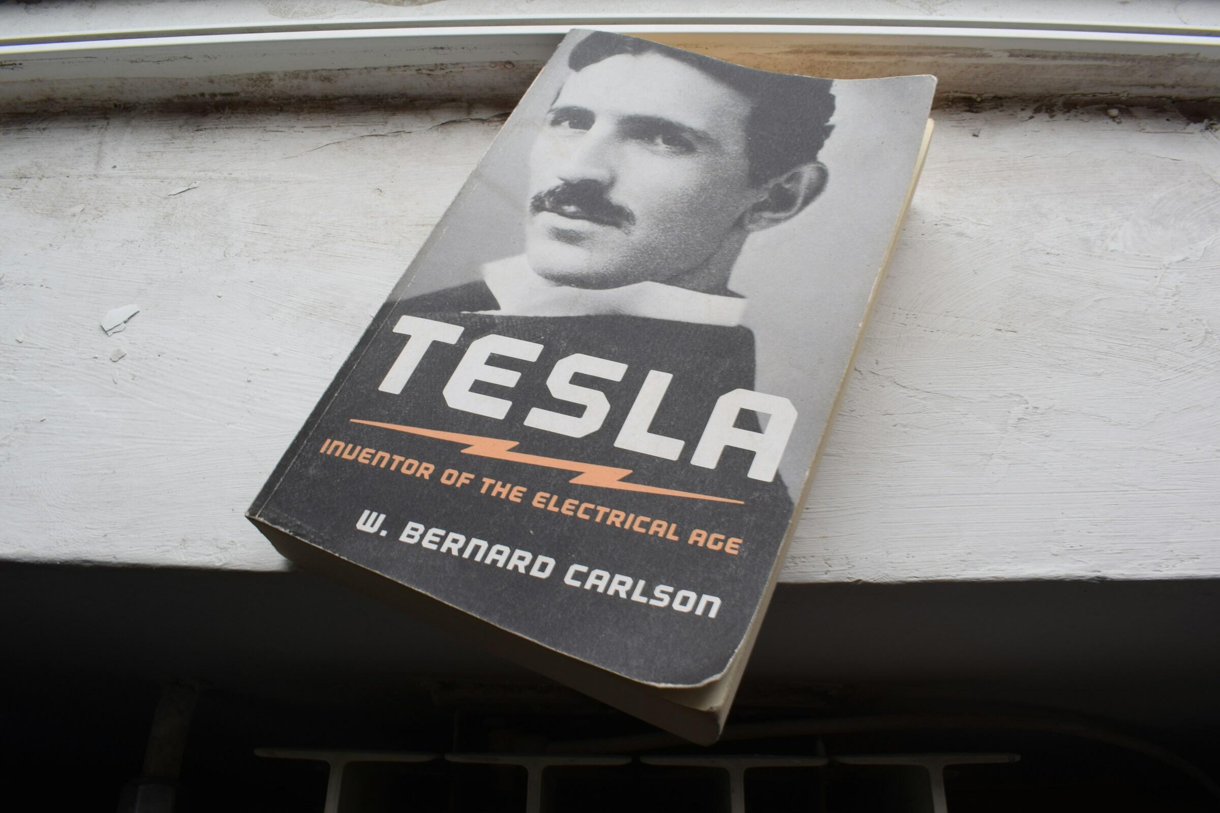 Ein Buch über Nikola Tesla.