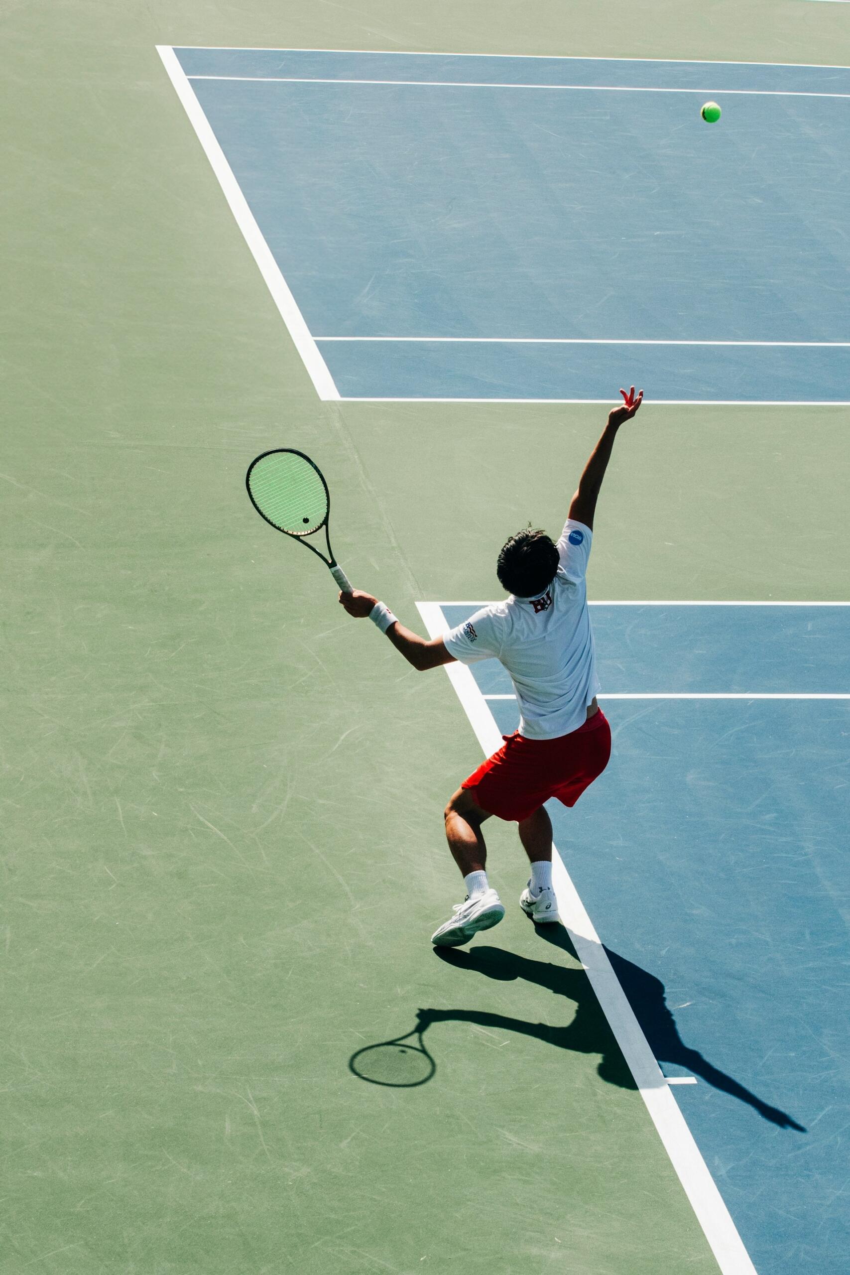 Ein Aufschlag beim Tennis