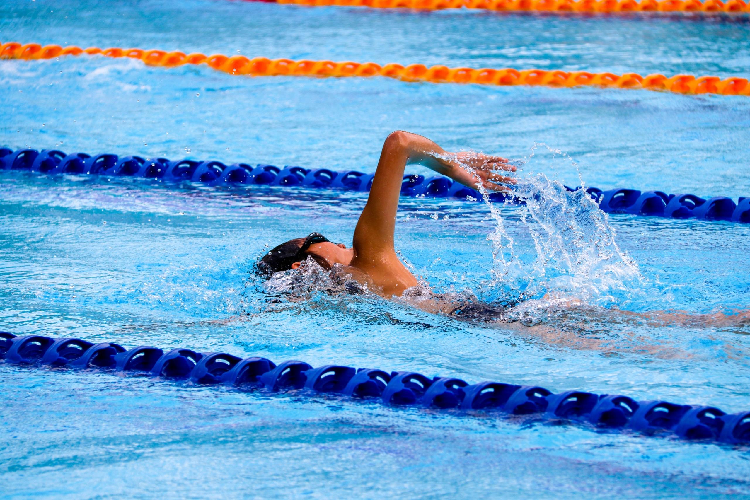 In Hamburg gibt es viele Optionen, um schwimmen zu lernen.