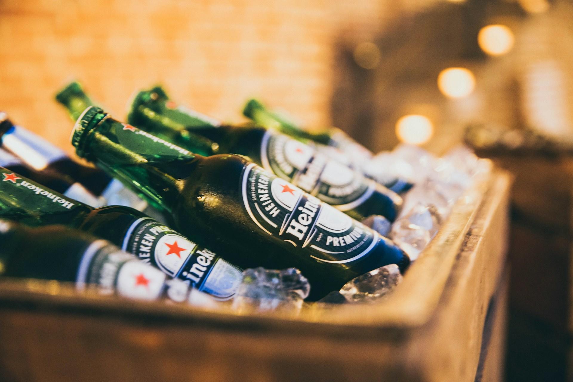 Heineken Flaschen auf Eis
