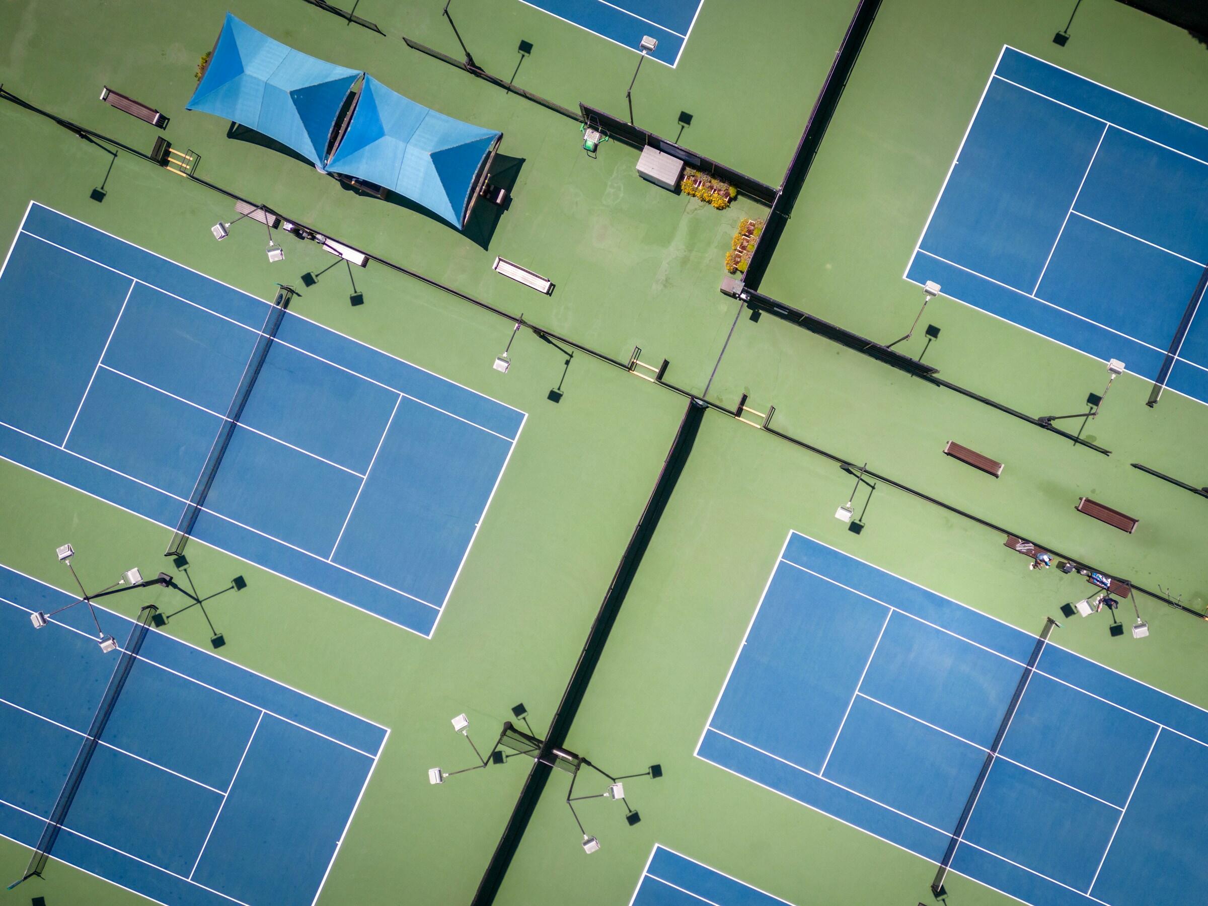 Mehrere Tennisplätze von oben.