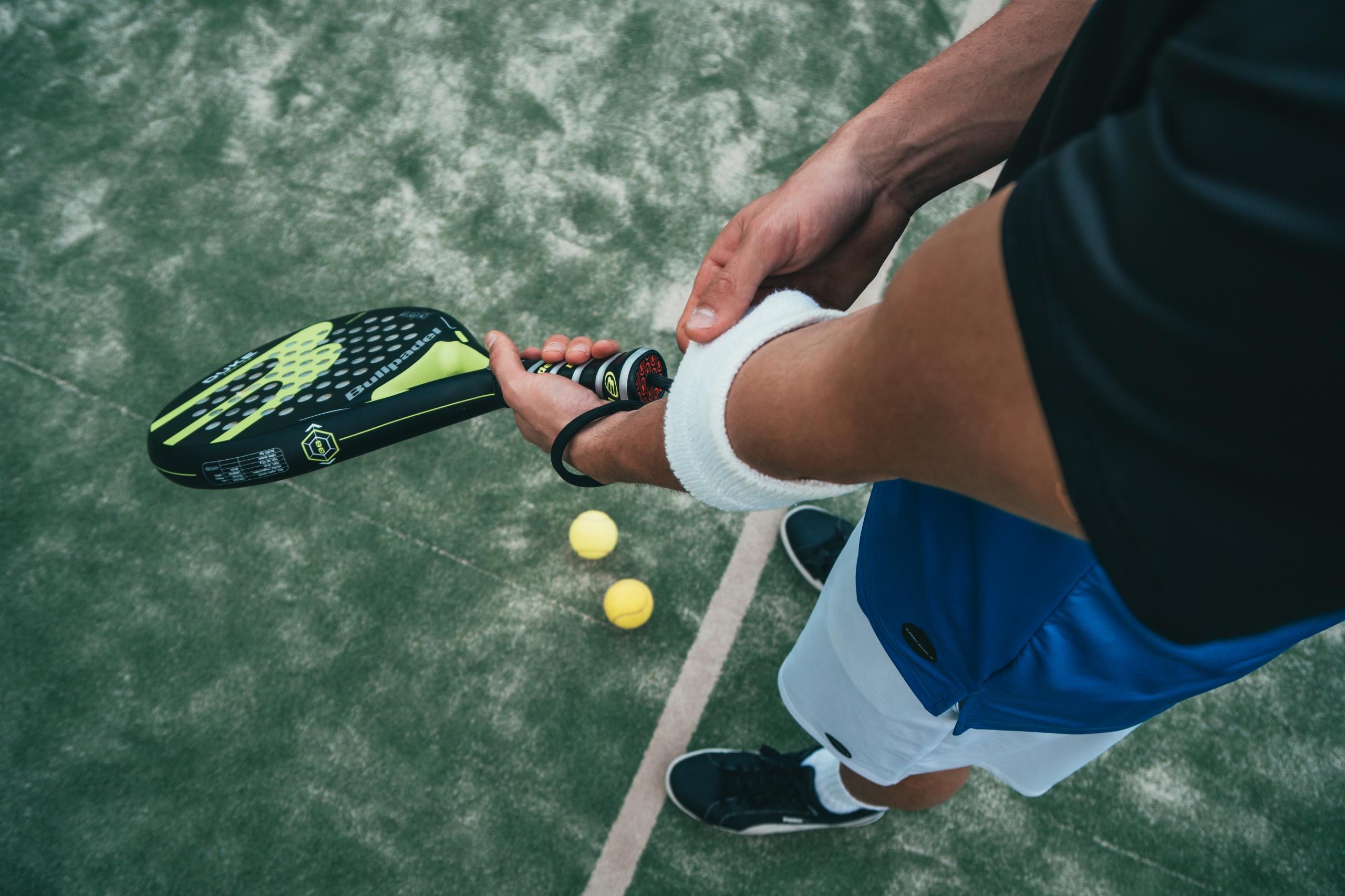 Wer Tennis regelmäßig spielt, wird schnell fit.