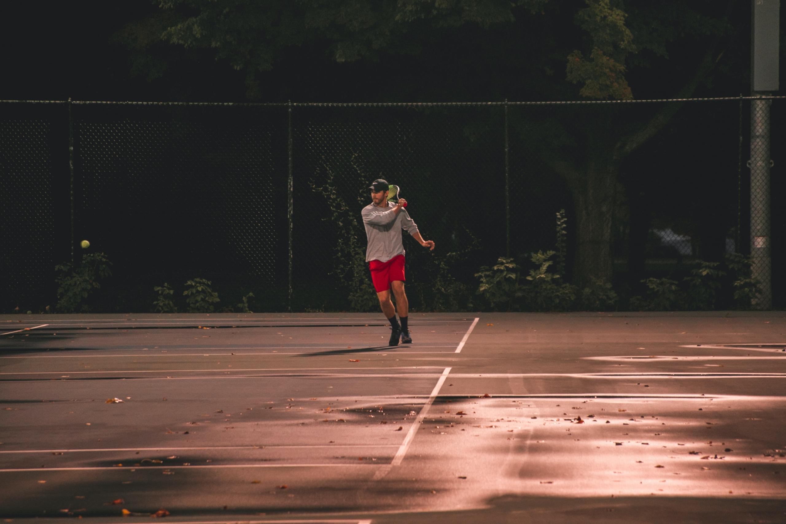 Wer Tennis spielen möchte, muss sich einfach nur umhören.