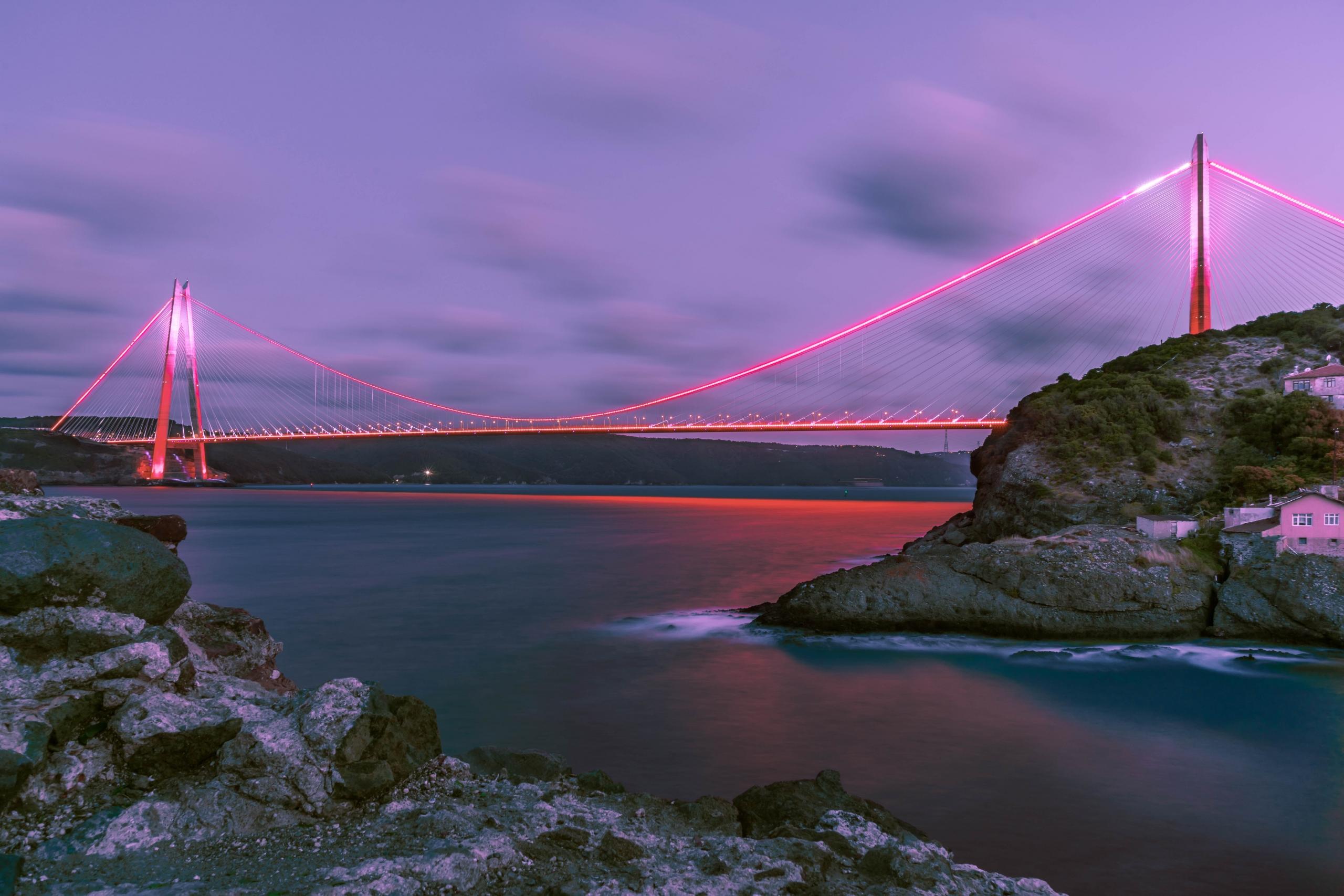 Die Stadt Istanbul liegt auf zwei Kontinenten. Der Bosporus trennt Asien von Europa.