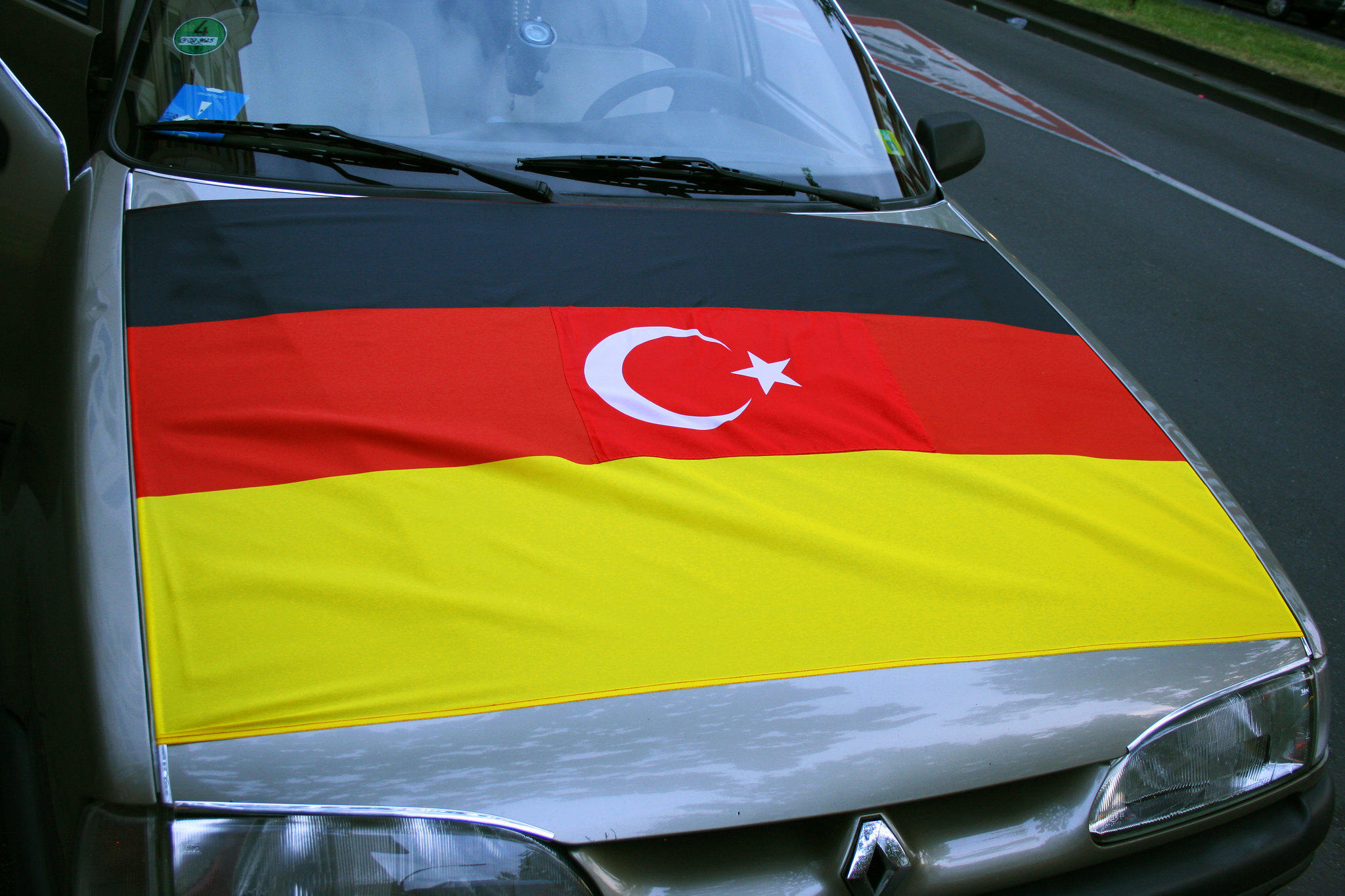 Türken in Deutschland haben ihre eigene Flagge.