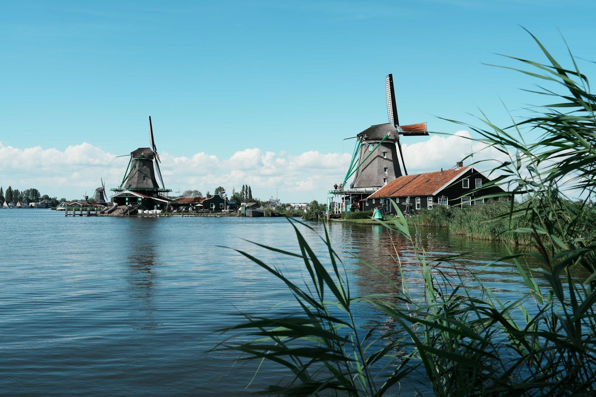 Windmühlen in den Niederlanden am Wasser