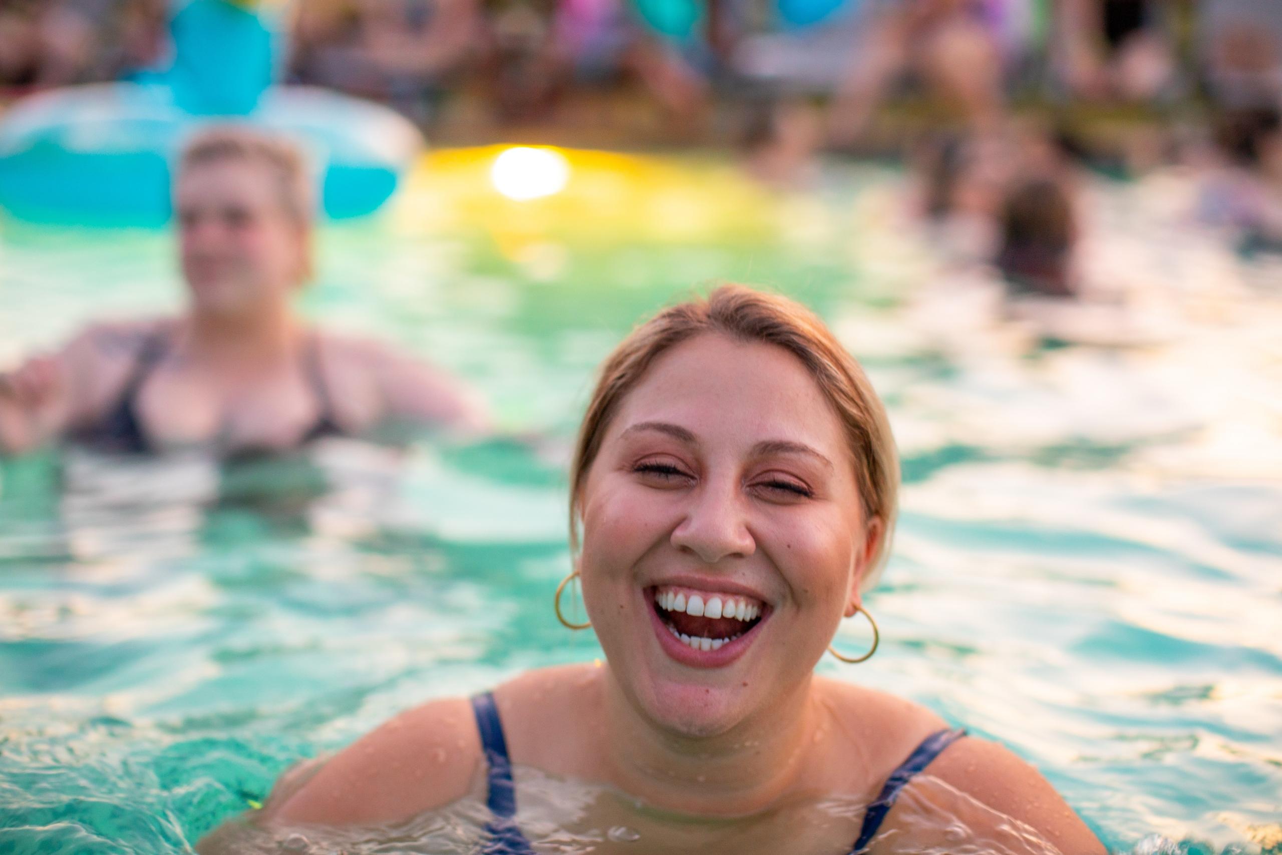 eine lachende Person im Wasser
