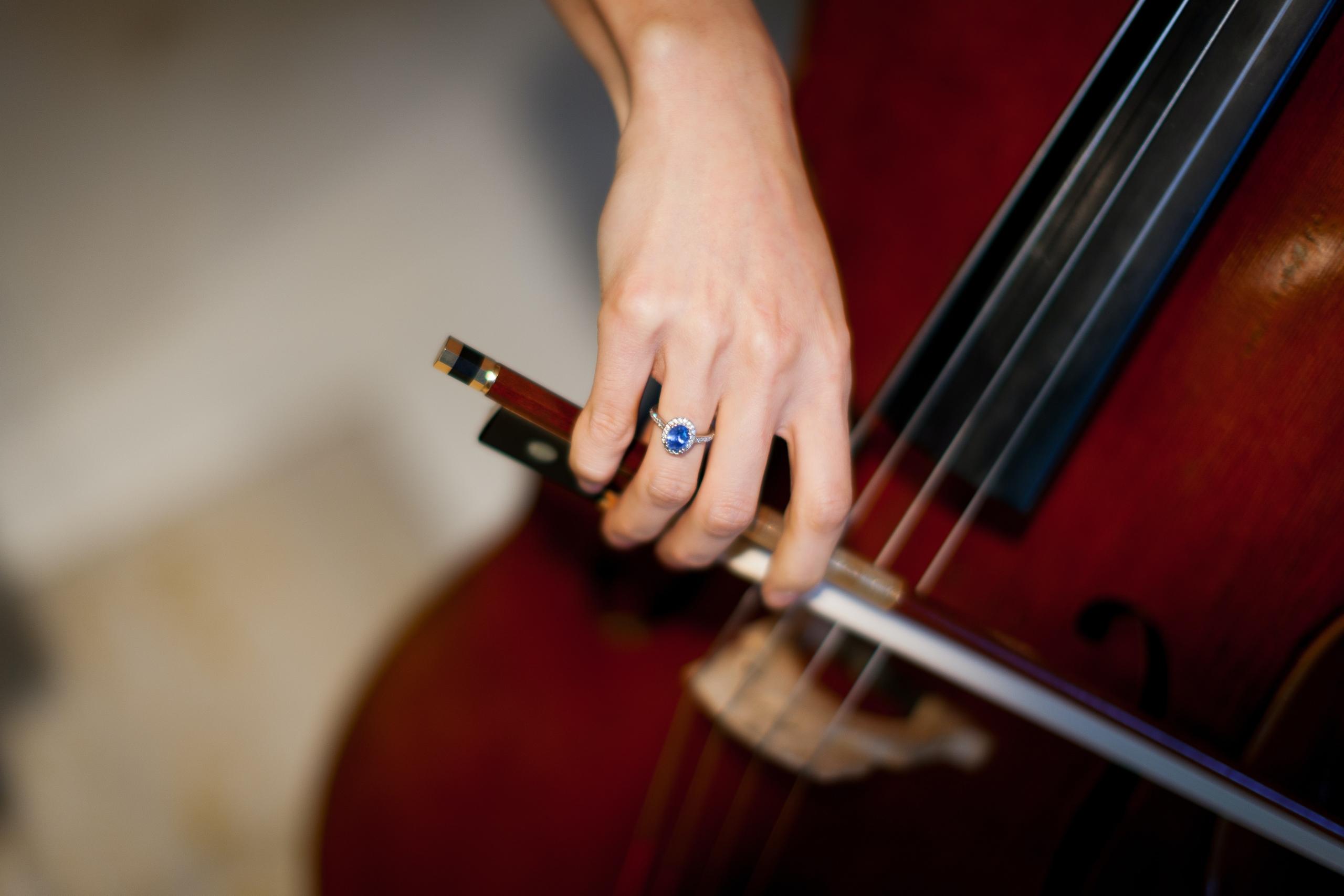 Kleine Kinder haben oft noch nicht die notwendigen motorischen Fähigkeiten um Cello spielen zu lernen.