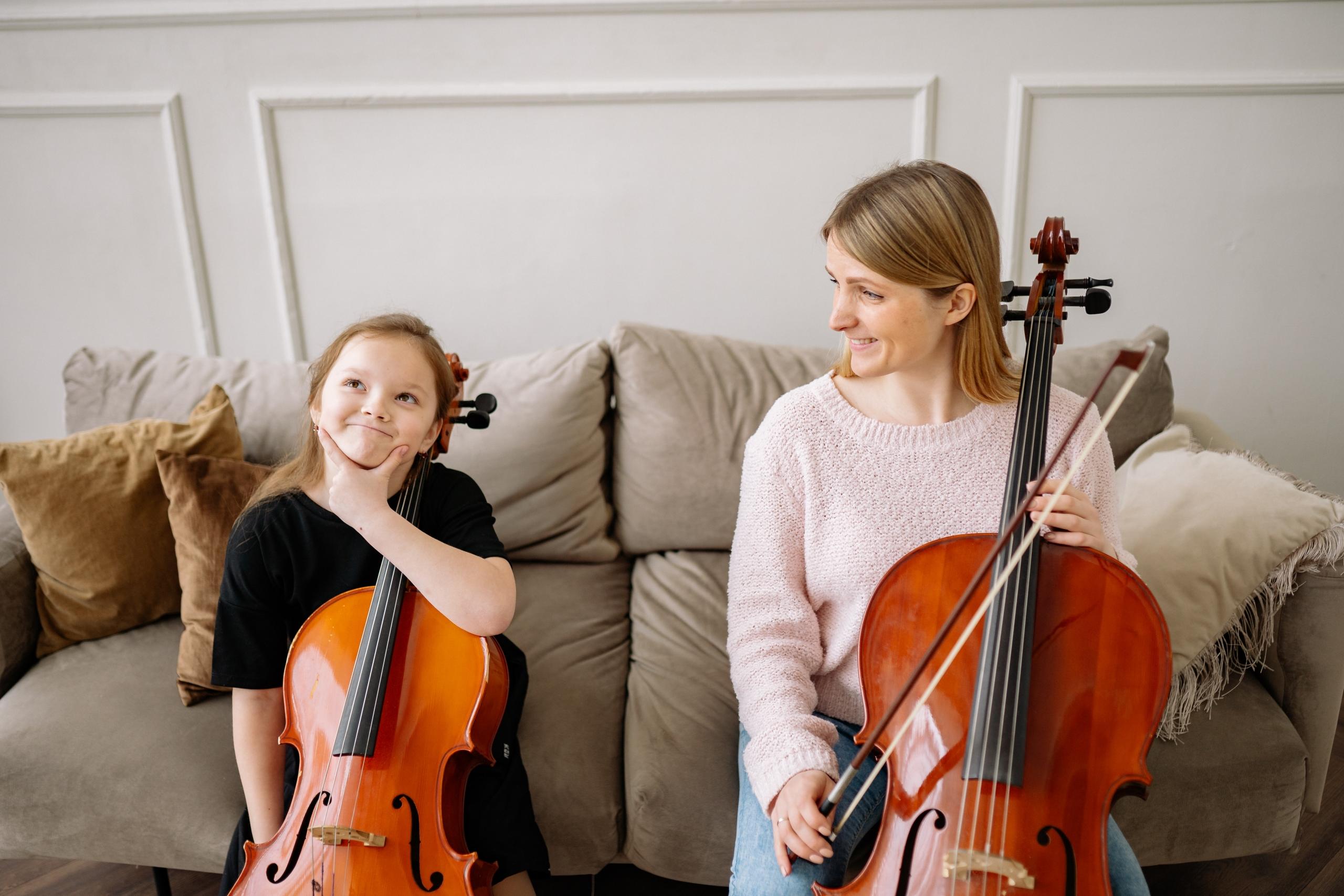 Mit einem Kindercello können auch sechsjährige Cello spielen lernen.