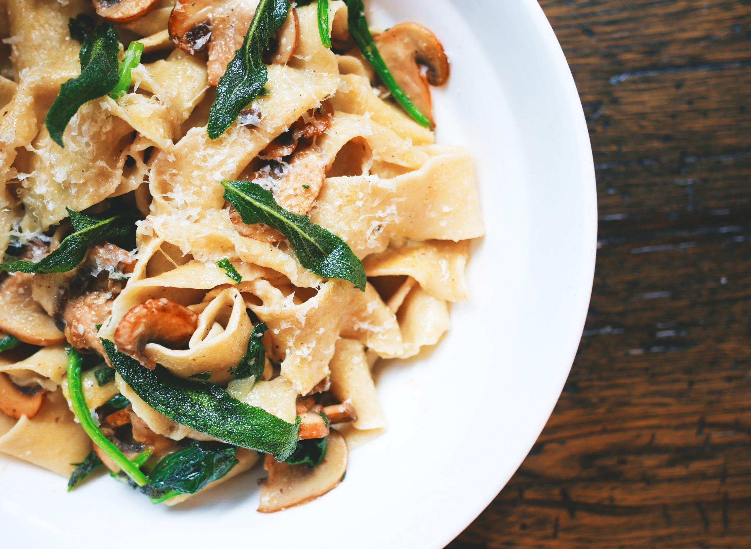 Bild: Vegetarische Pasta mit Spinat, Pilzen und Parmesan. Italienische Gerichte bekommst du selten so authentisch wie in Italien.