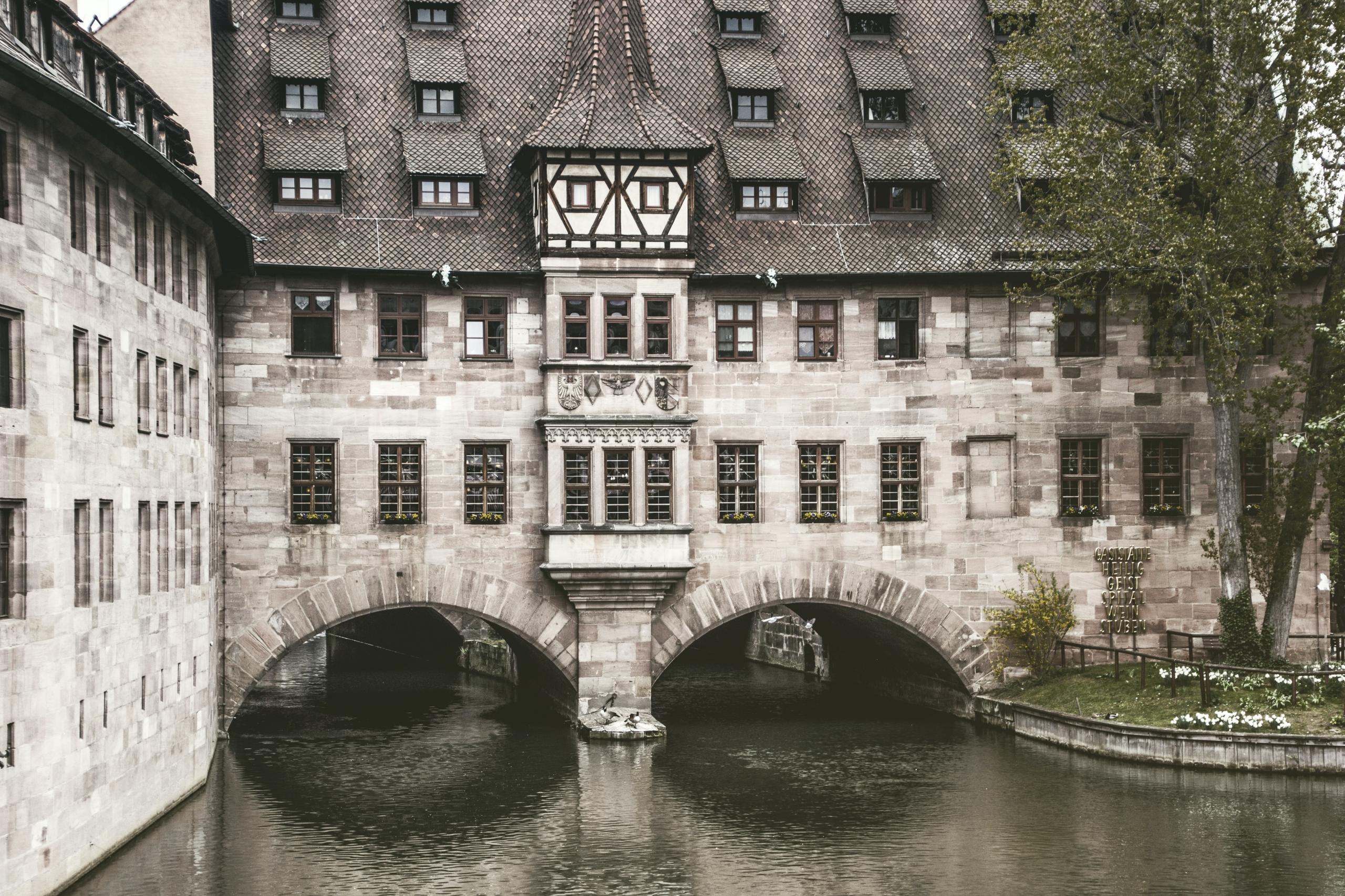 Brücke über der Pegnitz in Nürnberg. Wie kann man sich in Nürnberg Hilfe bei den Hausaufgaben suchen?