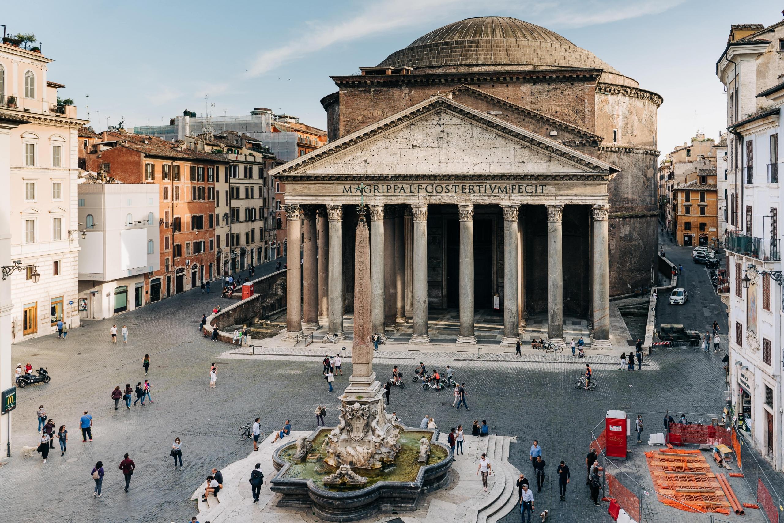 Das Pantheon in Rom und der Brunnen auf dem Vorplatz. Wir legen euch einen Besuch sehr ans Herz.