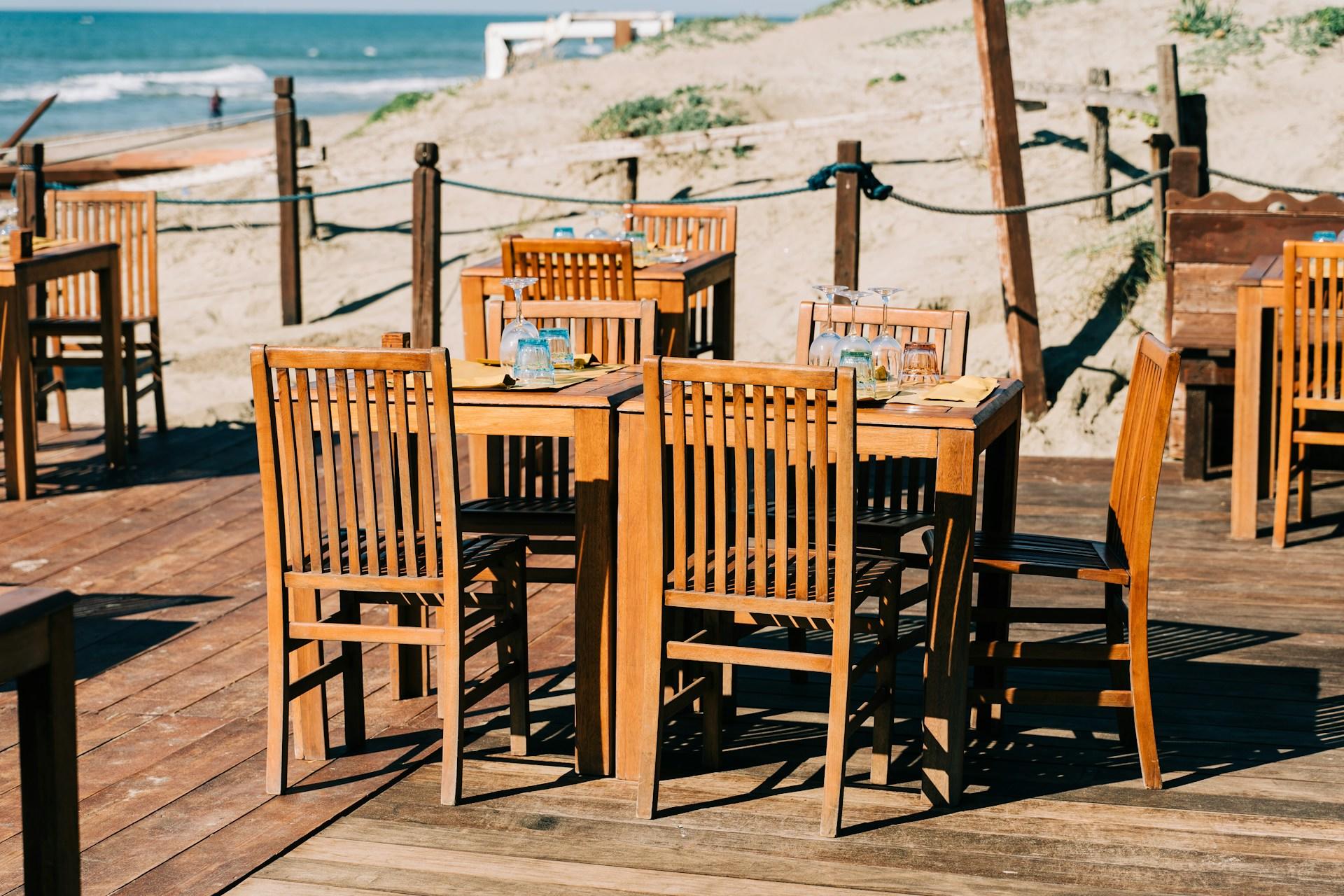Nicht nur die spanische Treppe solltest du in Rom besuchen sondern auch wie hier eine der schönen Strandbars mit Terrasse und Holzstühlen in Ostia!