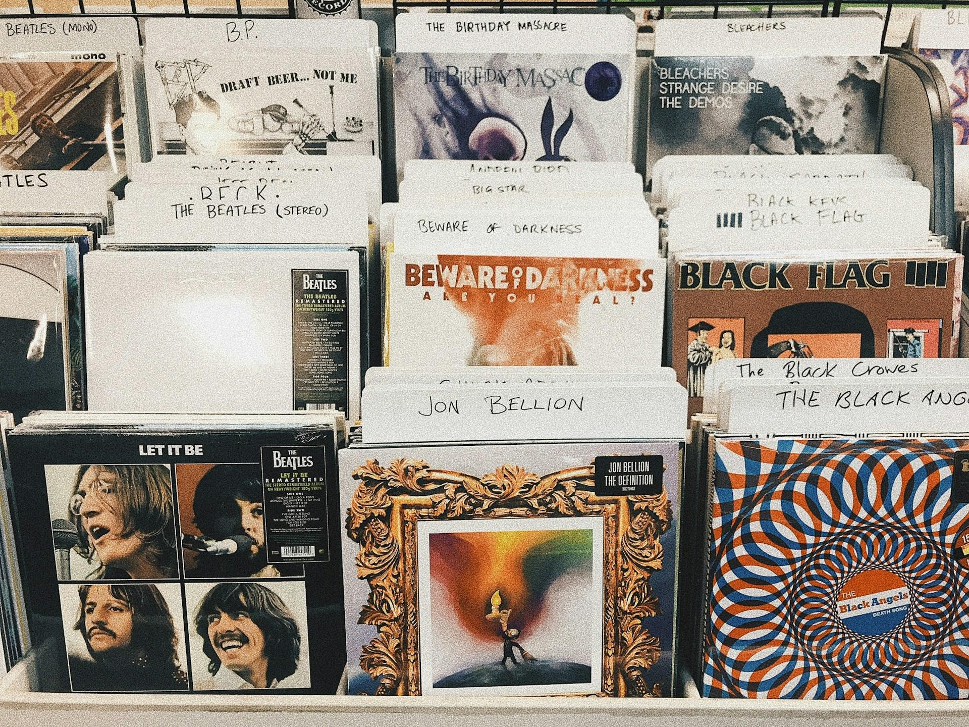 Schallplatten beruehmter Saenger und Saengerinnen in einem Laden