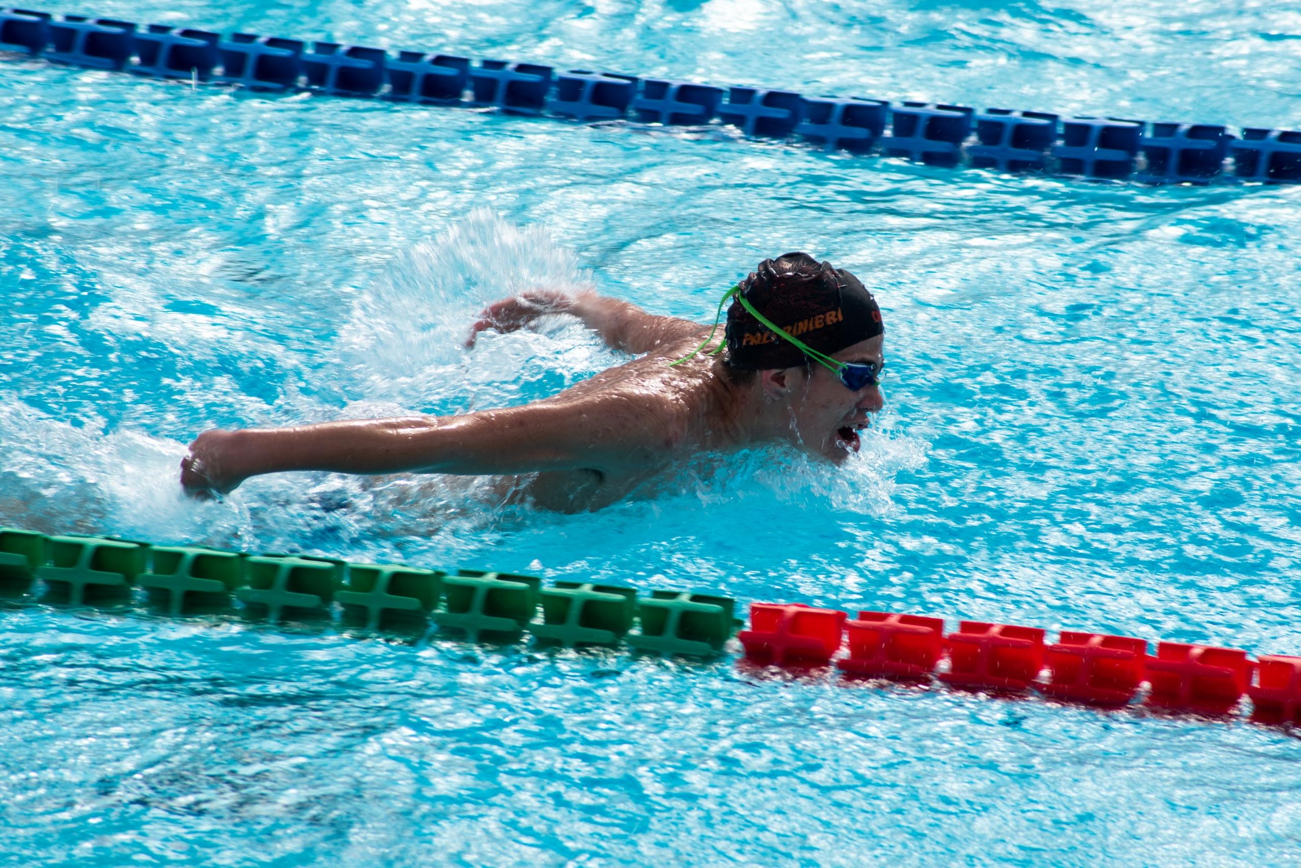 Regelmäßiges Atmen ist notwendig, aber bremst auch die Bewegung beim Delfinschwimmen.