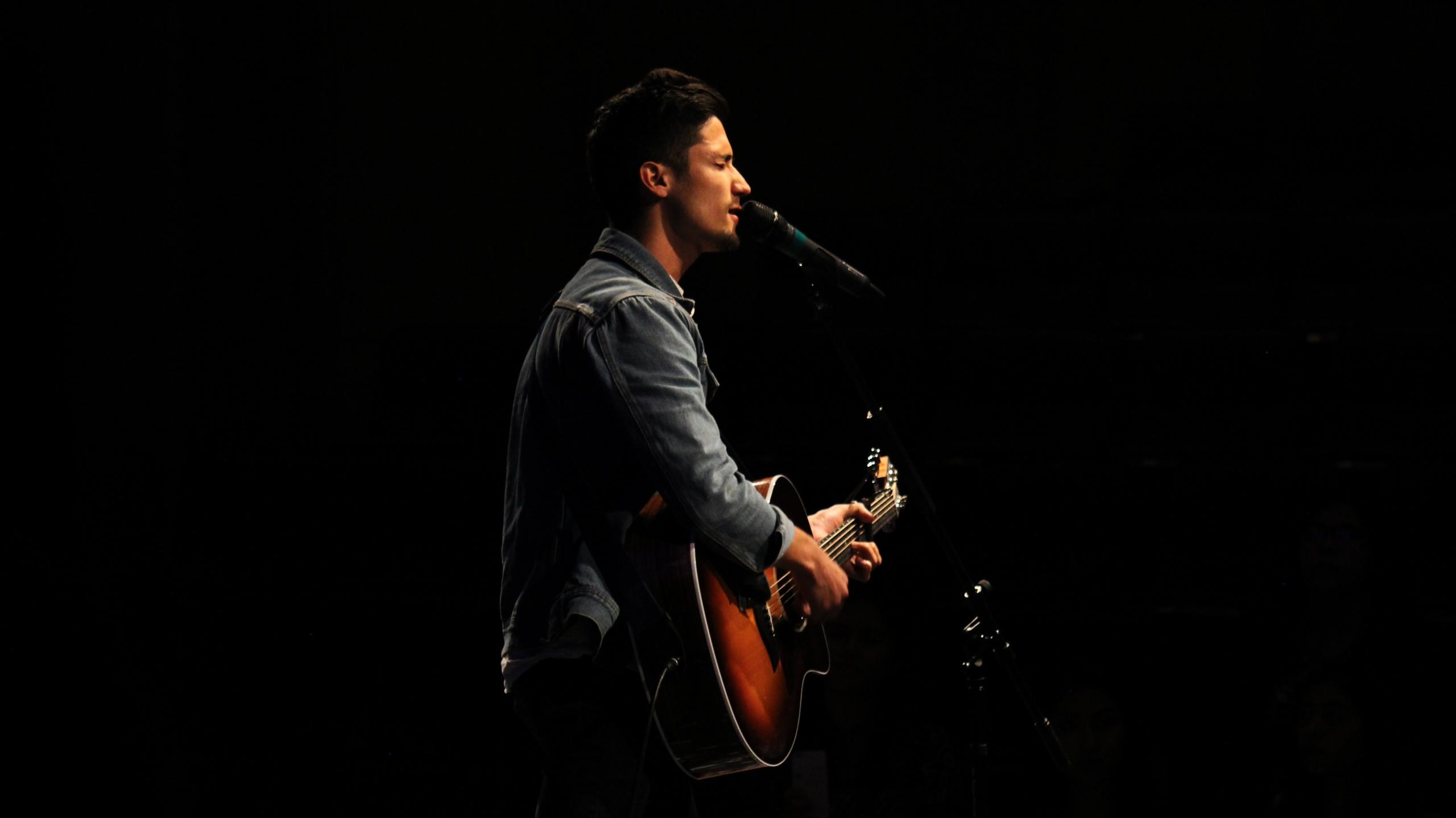 Sänger mit Gitarre.