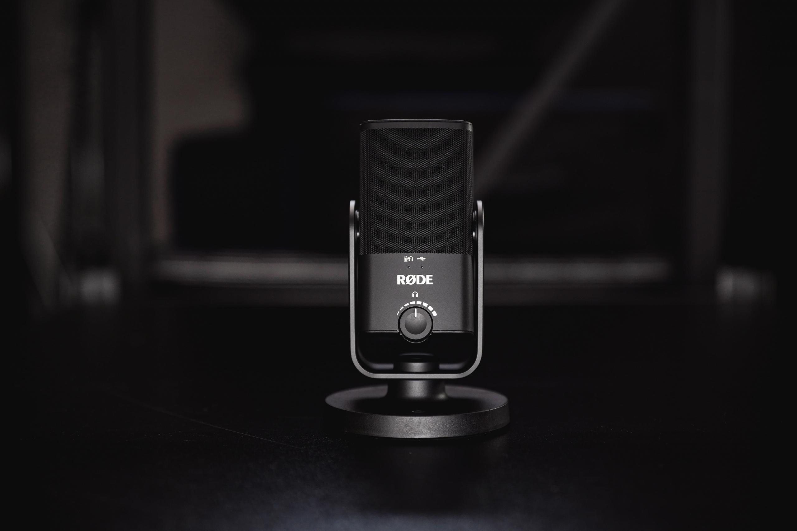 Ein schwarzes Mikrofon. Gute Technik hilft dabei, dass hohe Stimmen gut herüberkommen.