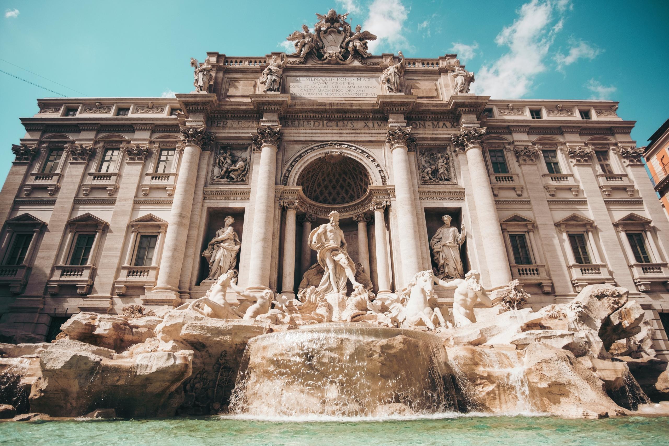 Der Trevi-Brunnen in Rom ist ein Denkmal für Neptun, den römischen Gott des Meeres.