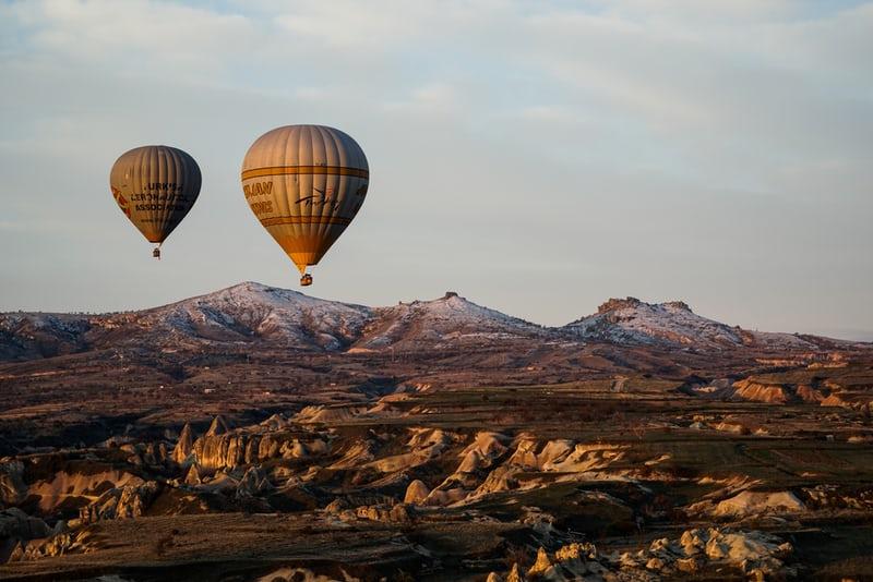 Warum in Bremen Türkisch lernen? Um vielleicht, wie auf dem Bild, über eine türkische Landschaft mit dem Heißluftballon zu schweben.