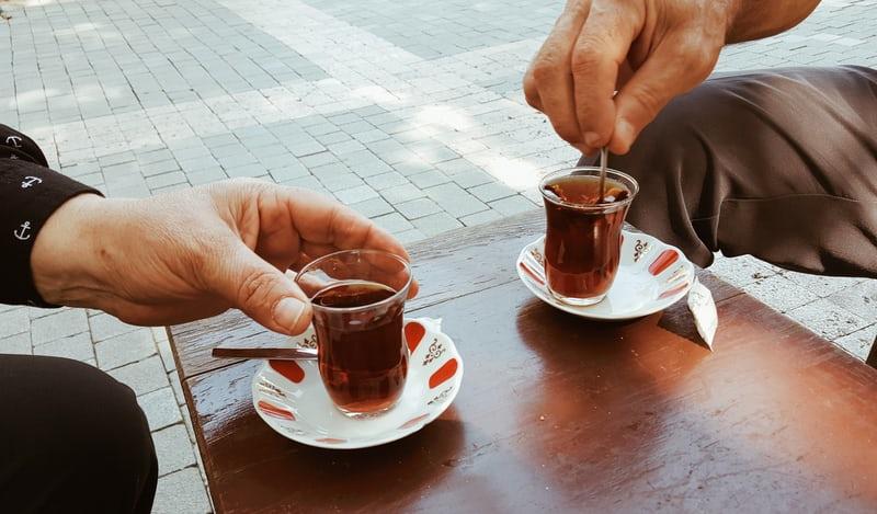Türkischen Tee auf der Straße vor einem Teeladen trinken - Was auch immer dich motiviert, in Hannover Türkisch zu lernen - Hauptsache, es treibt dich an.