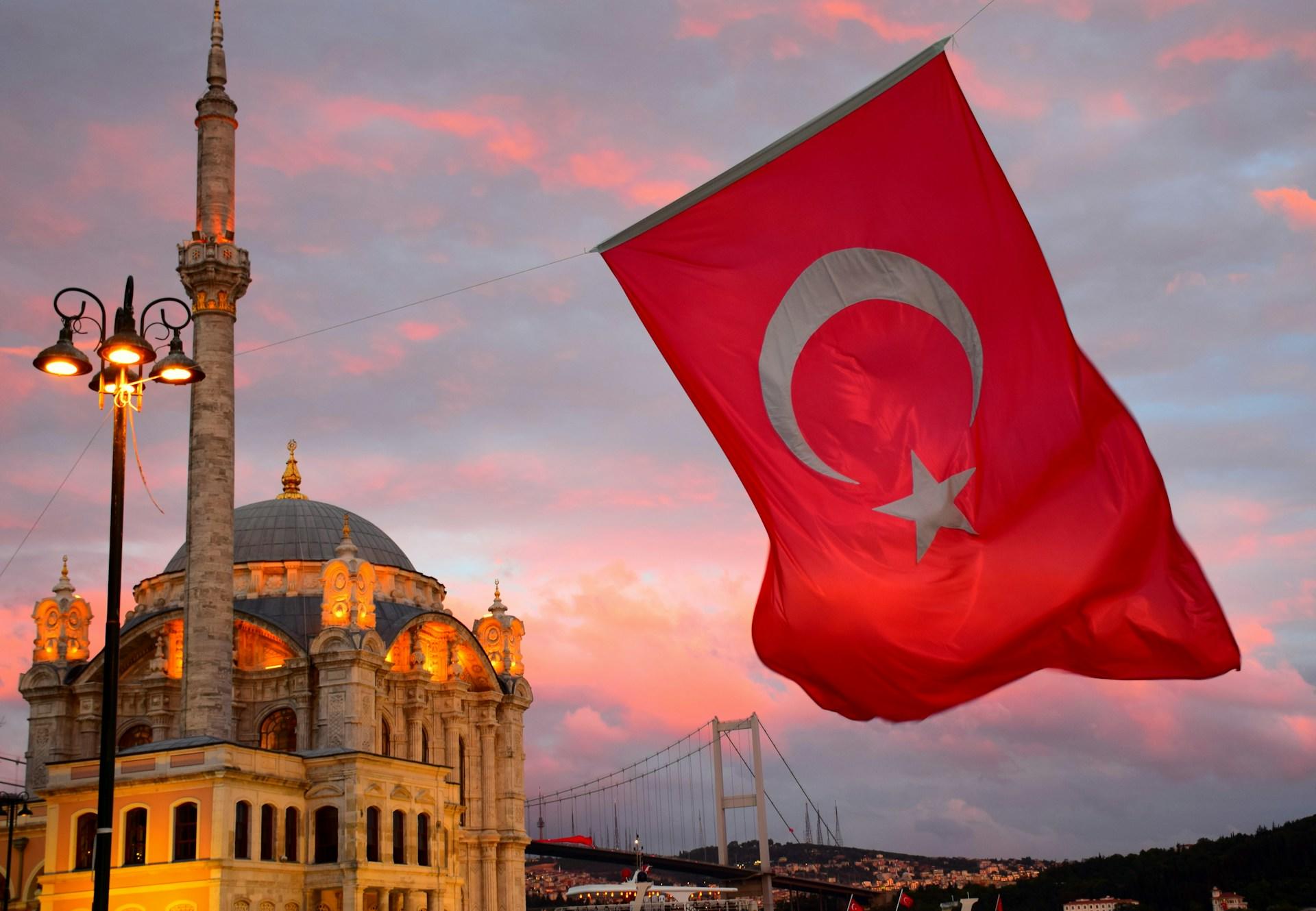 Die türkische Flagge vor einer großen Moschee