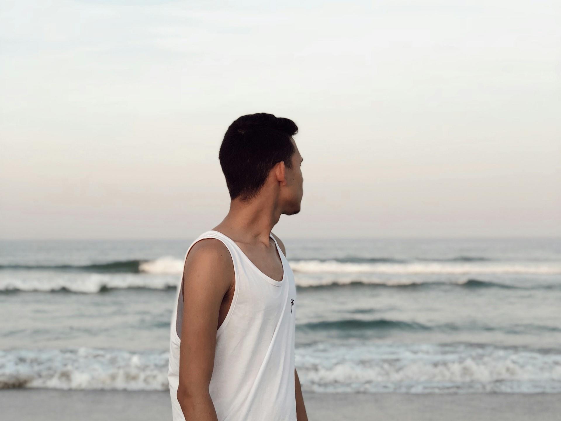 Mann, der Angst vor Wasser hat, am Strand