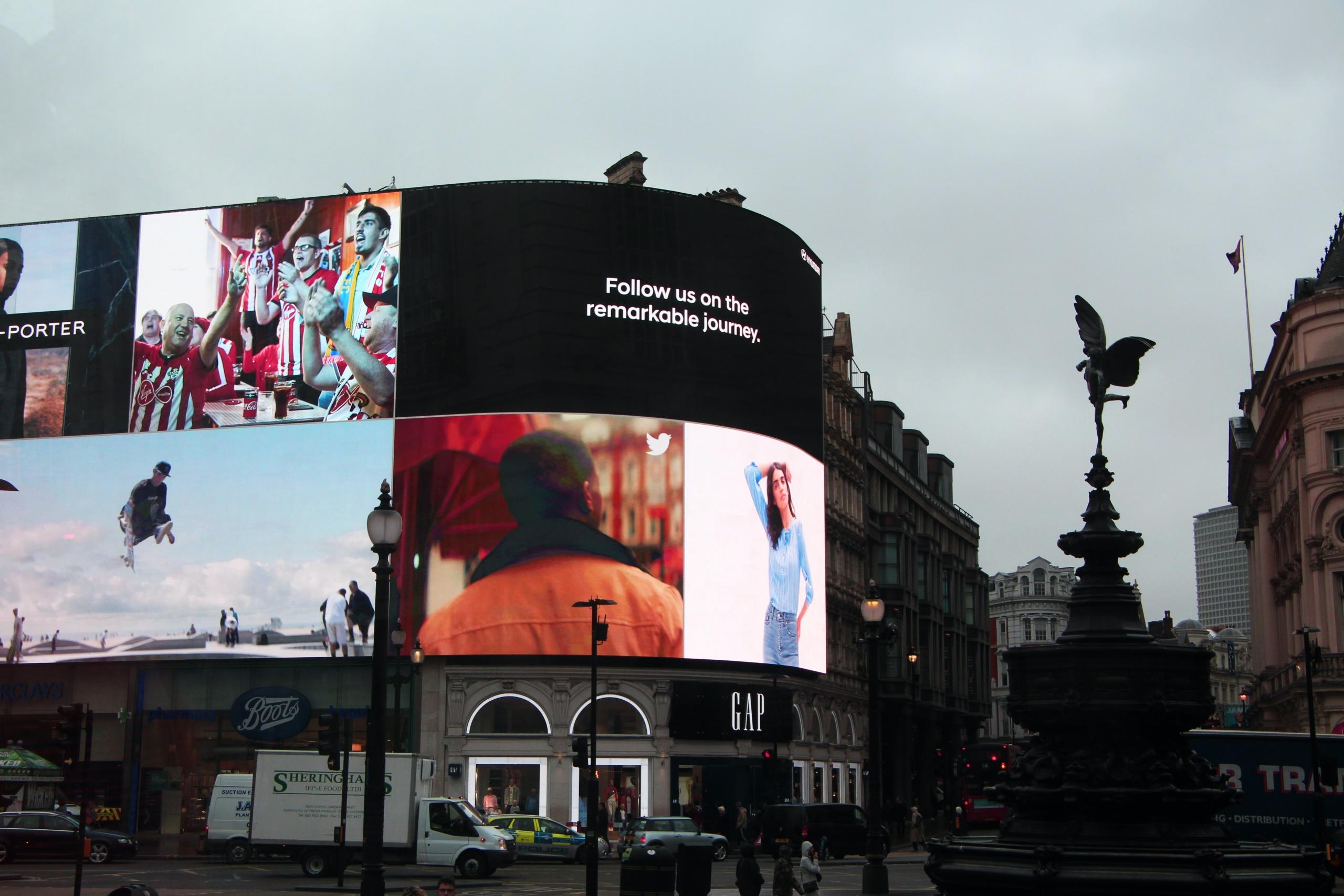 Die Videoleinwand am Piccadilly Circus in London. Das Design von Werbung auf einer Schaltfläche kann zu deinen Aufgaben gehören.