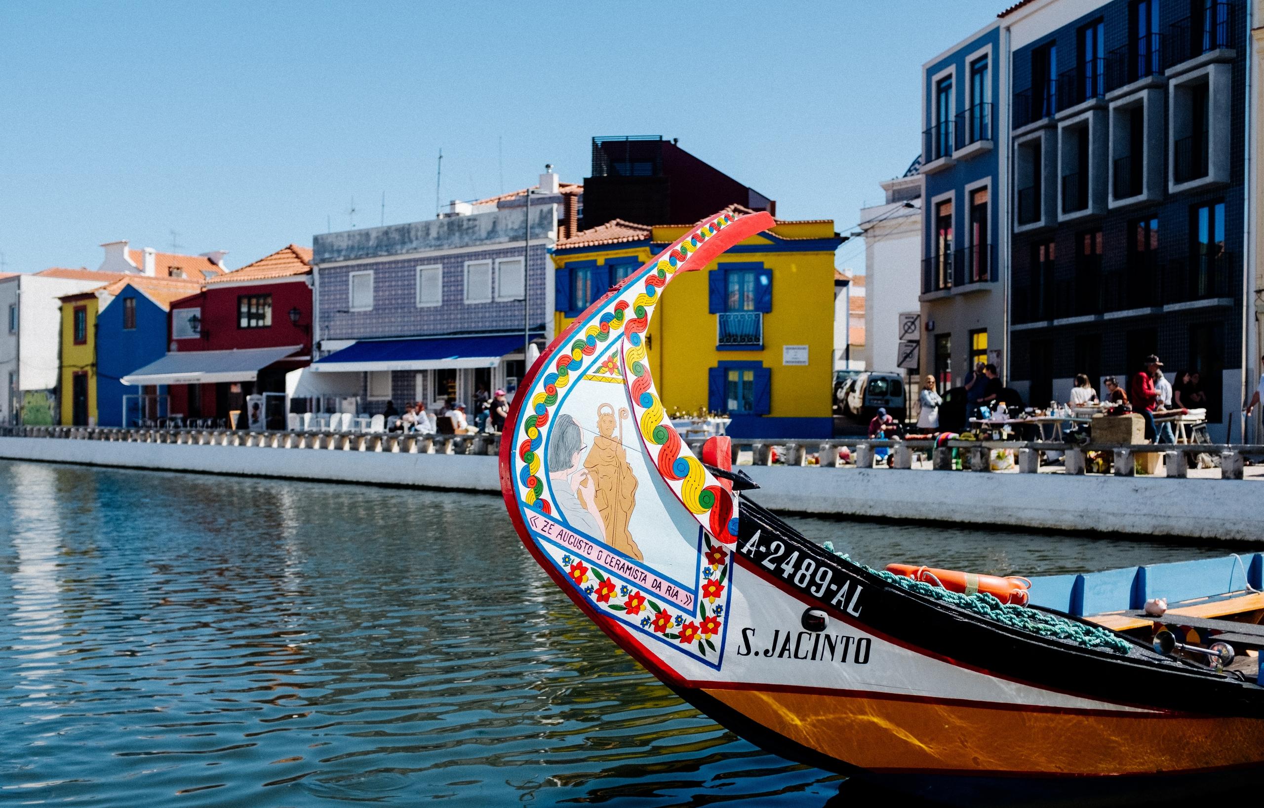 Ein Touristenboot vor dem Ufer in Aveiro. Wer auf venezianische Art und Weise Urlaub in Portugal machen möchte, ist hier richtig.