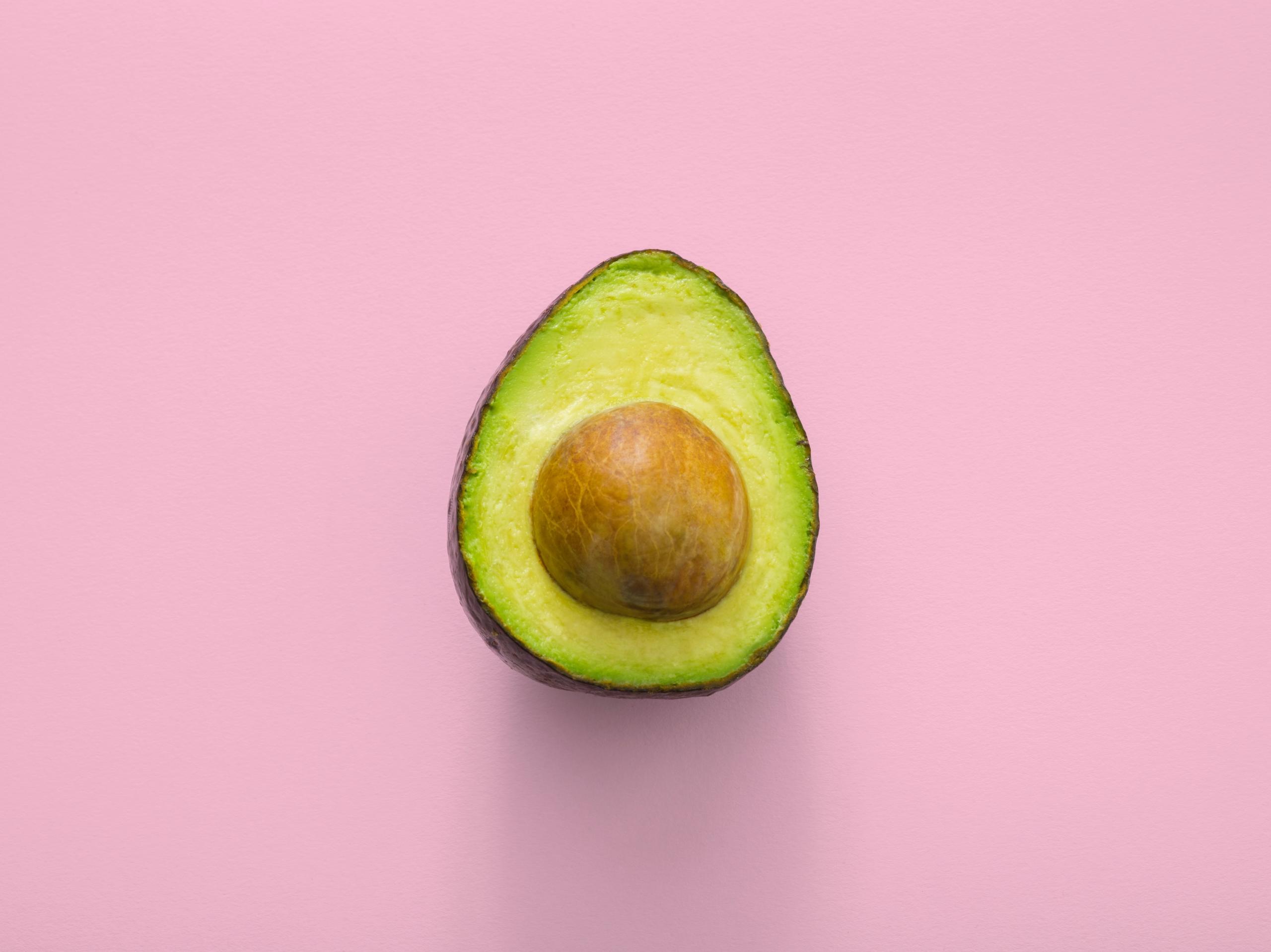 Avocado auf rosa Grund. Viele Zutaten sind von Natur aus glutenfrei.
